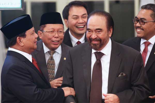 Ketua Umum Partai NasDem Surya Paloh (dua kanan) bersenda gurau dengan Menhan Prabowo Subianto (kiri) dan tokoh politik lainnya