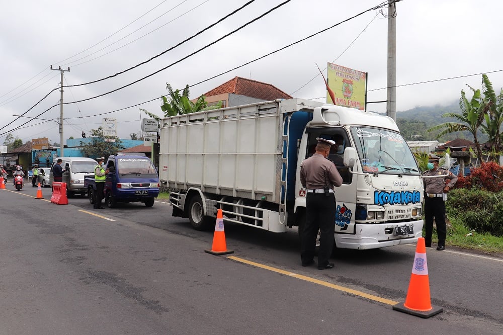 Petugas memeriksa penumpang di pos penyekatan Desa Pancasari Buleleng, Jumat pagi (9/7/2021).