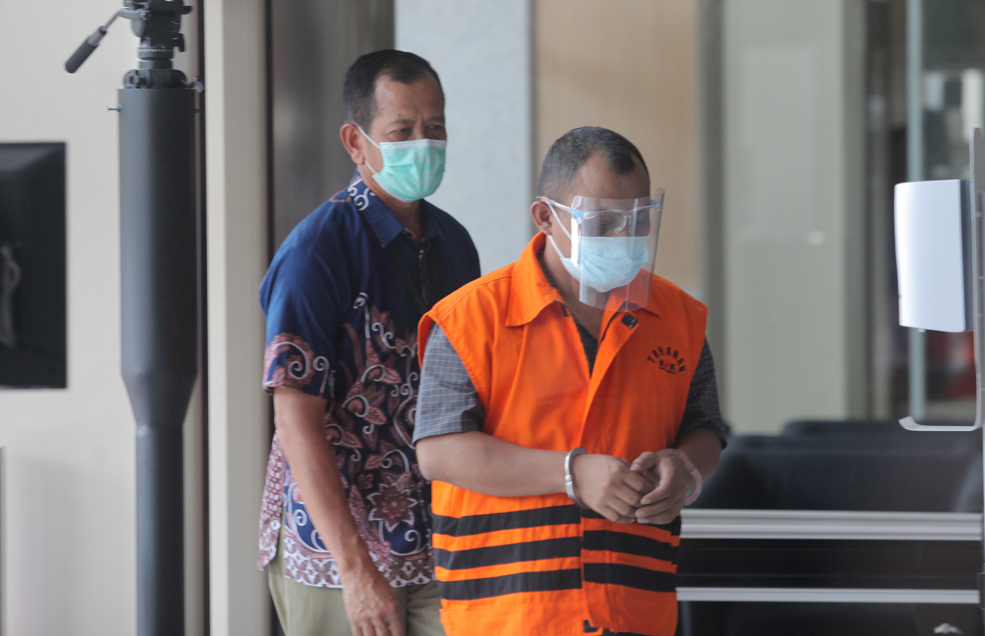  Tersangka Maskur Husain (kanan) tiba untuk menjalani pemeriksaan di Gedung Merah Putih KPK, Jakarta, Jumat (16/7/2021).