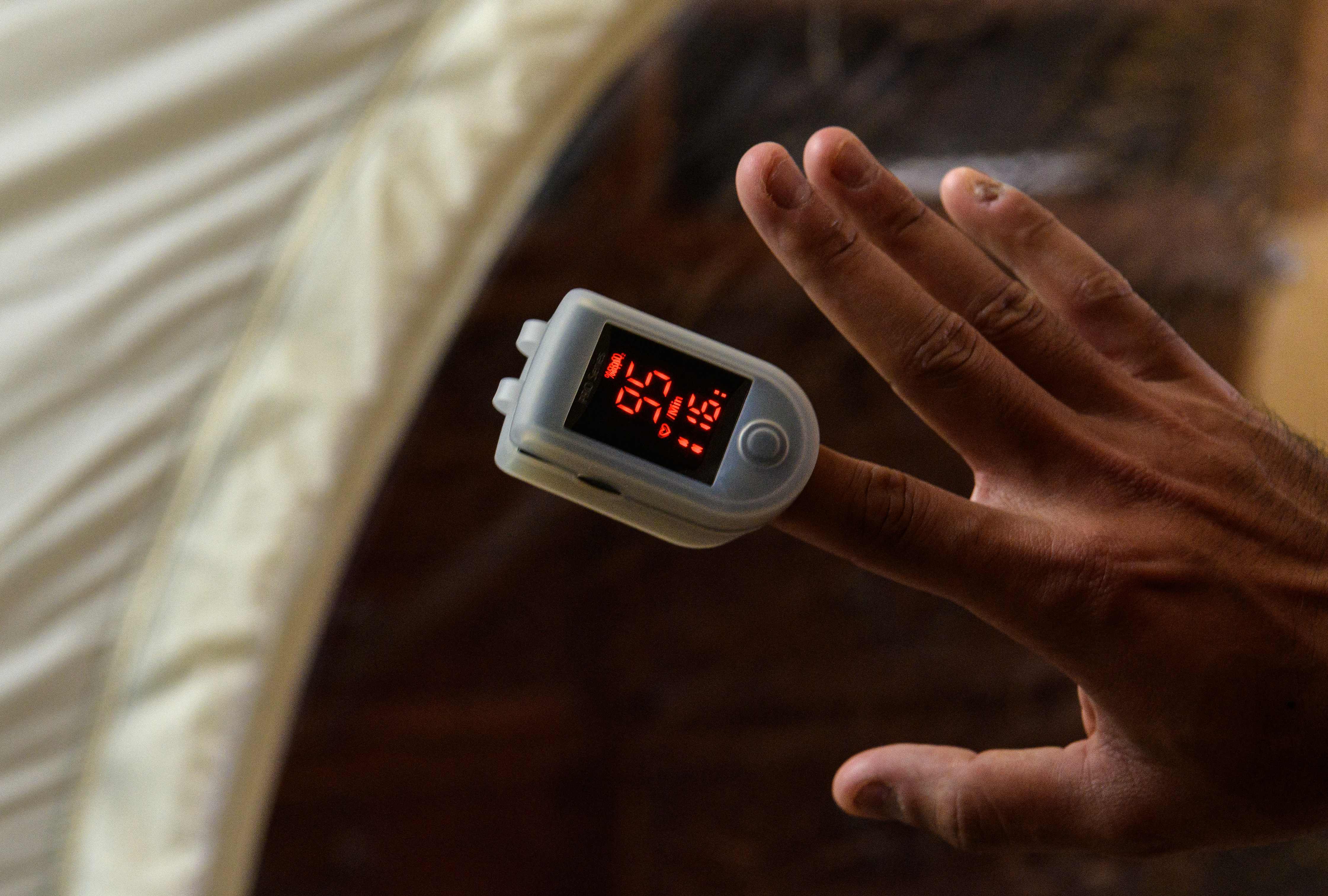 Oximeter alat mengukur saturasi oksigen darah demi mendeteksi happy hypoxia atau menurunnya kadar oksigen yang  berujung kematian. 