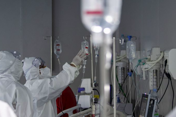 Tenaga medis saat merawat pasien positif covid-19 di RSDC Wisma Atlet, Jakarta.