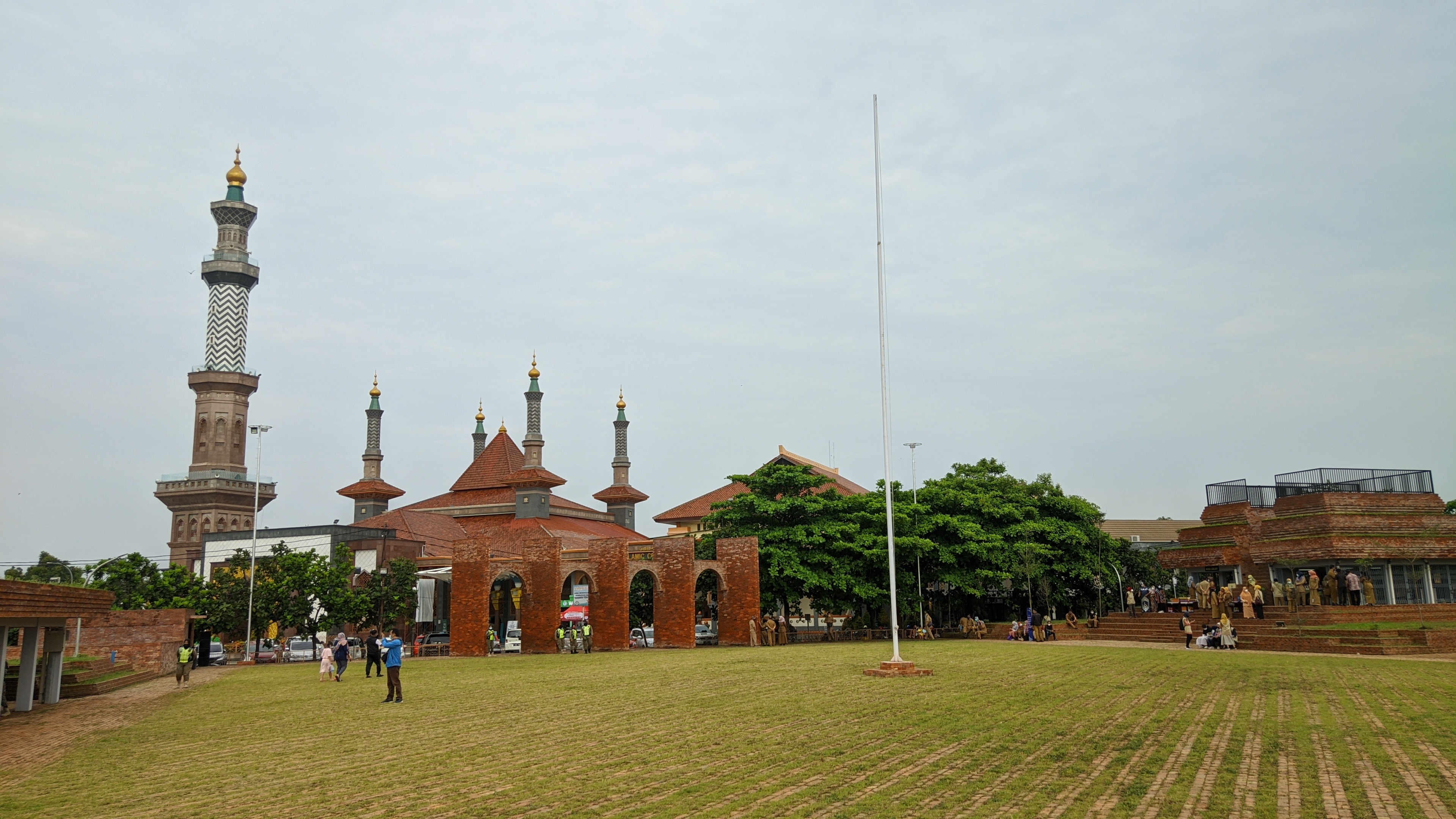 Alun-alun Kejaksan Kota Cirebon yang telah direvitalisasi memiliki wajah baru, hal serupa akan dilakukan di Alun-akun Sangkala Buana.