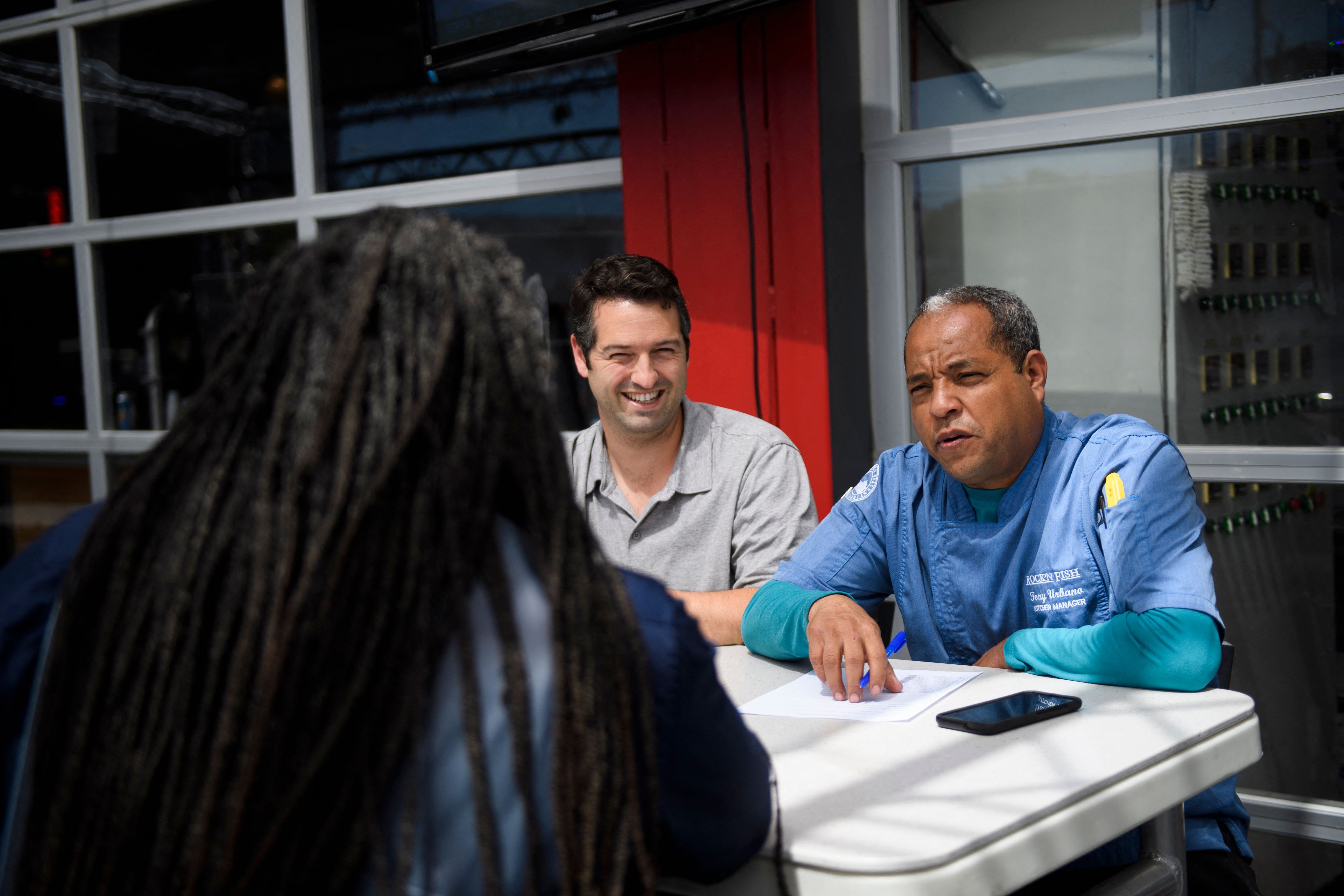 Seorang pencari kerja (kiri) diwawancarai manajer dapur hotel (kanan) selama pameran pekerjaan Zislis Group.