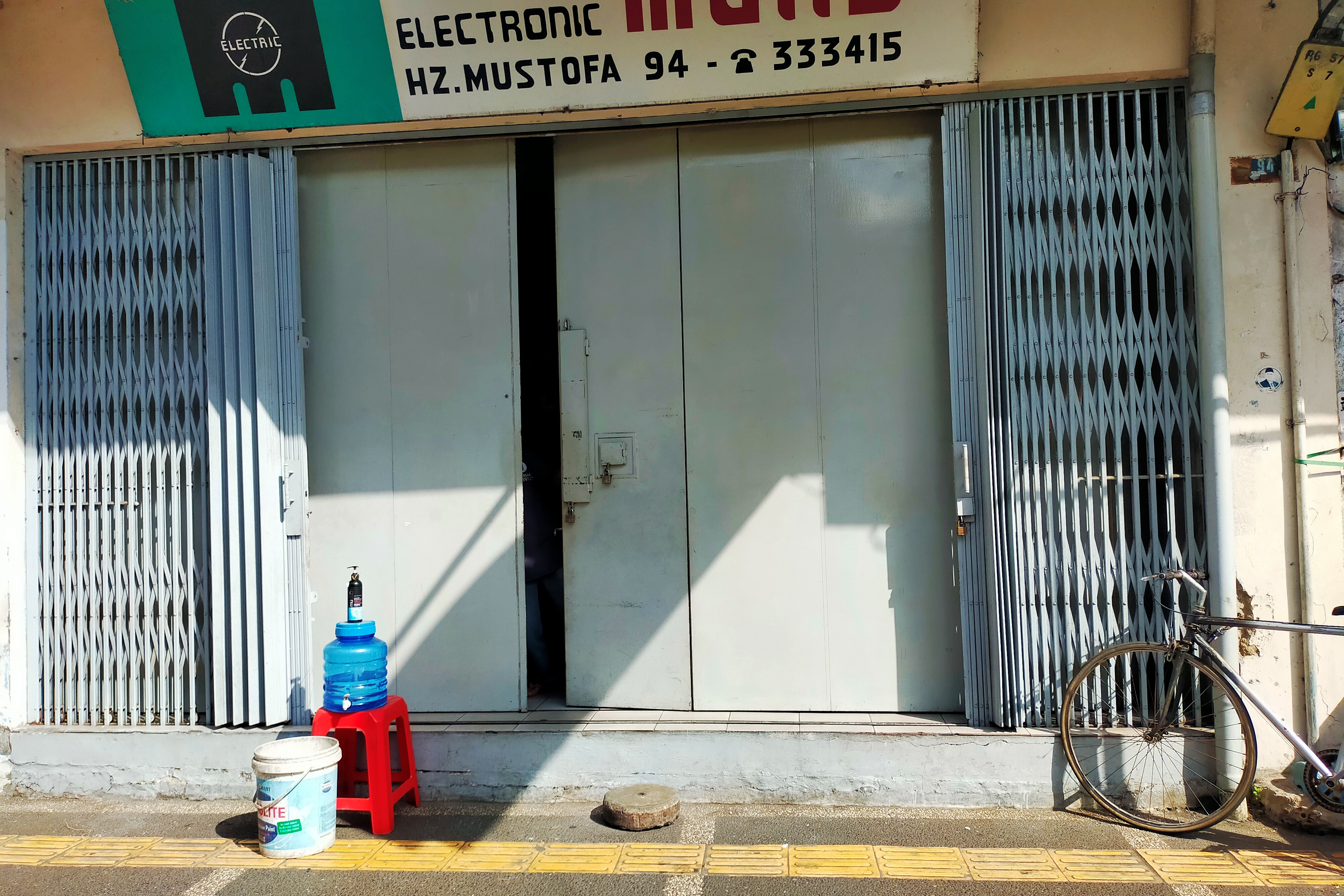 Sebanyak 160 toko esensial di sepanjang Jalan HZ Mustofa, KotaTasikmalaya, ditutup paksa. 