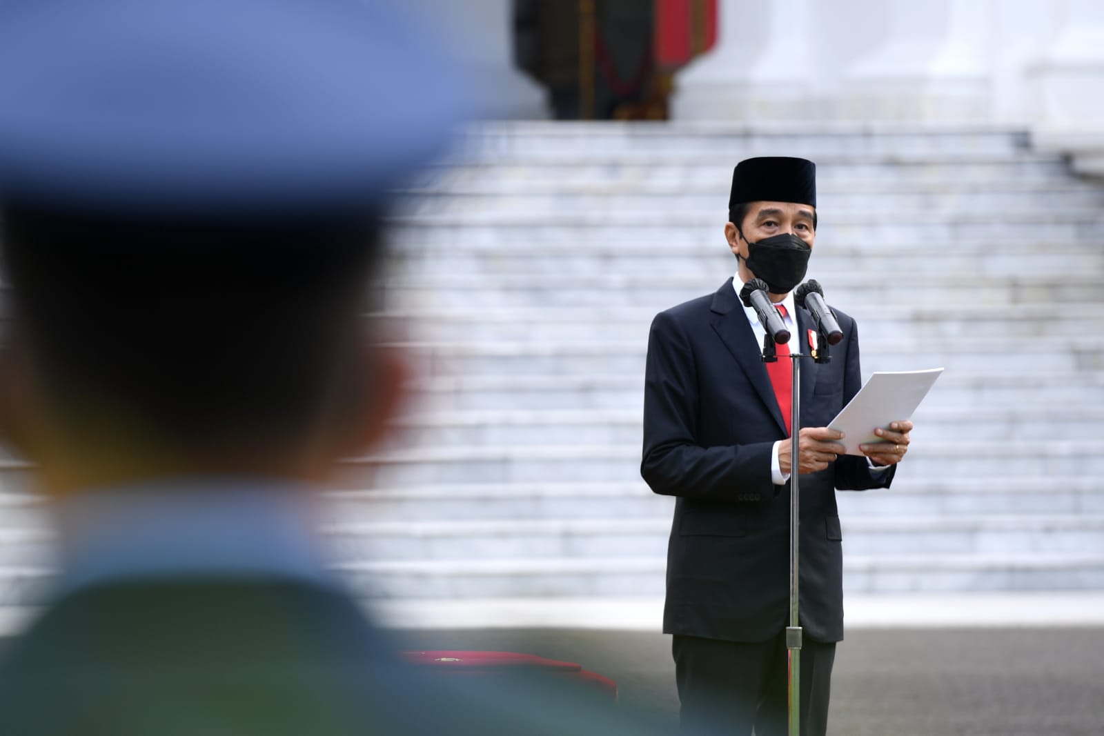 Presiden Joko Widodo saat memimpin upacara pelantikan di Istana Merdeka.