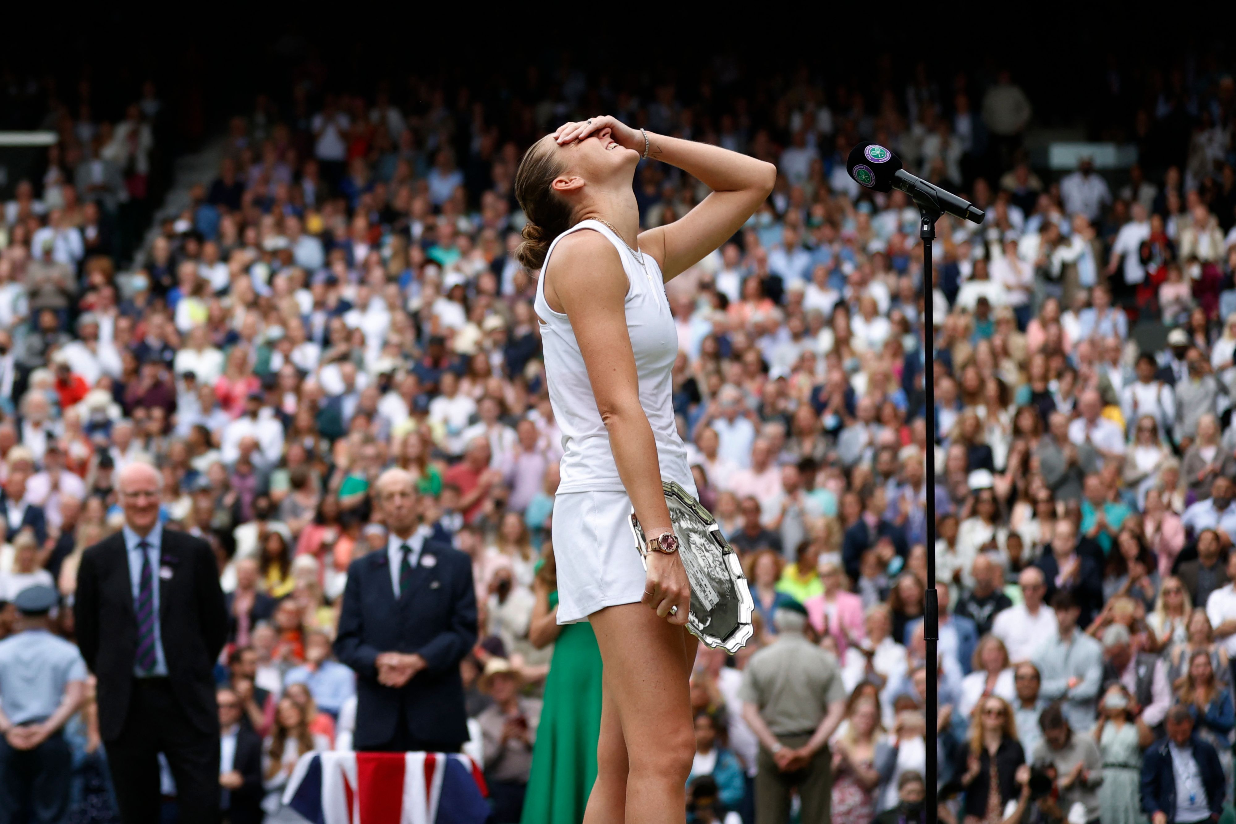 Petenis Rep Ceko Karolina Pliskova menangis saat upacara pembagian trofi di Wimbledon.