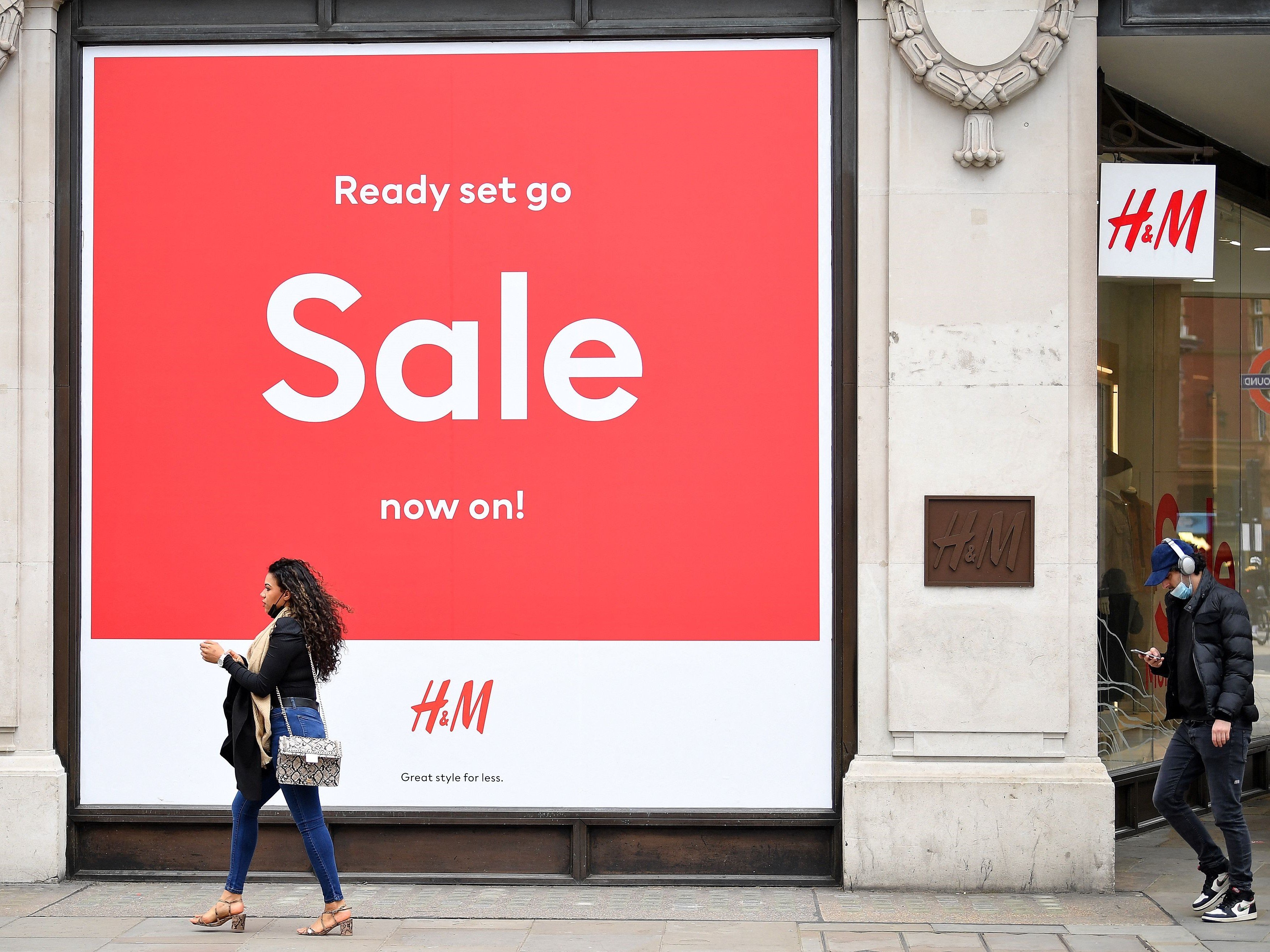 Warga Inggris berjalan melalui pedestrian di London.