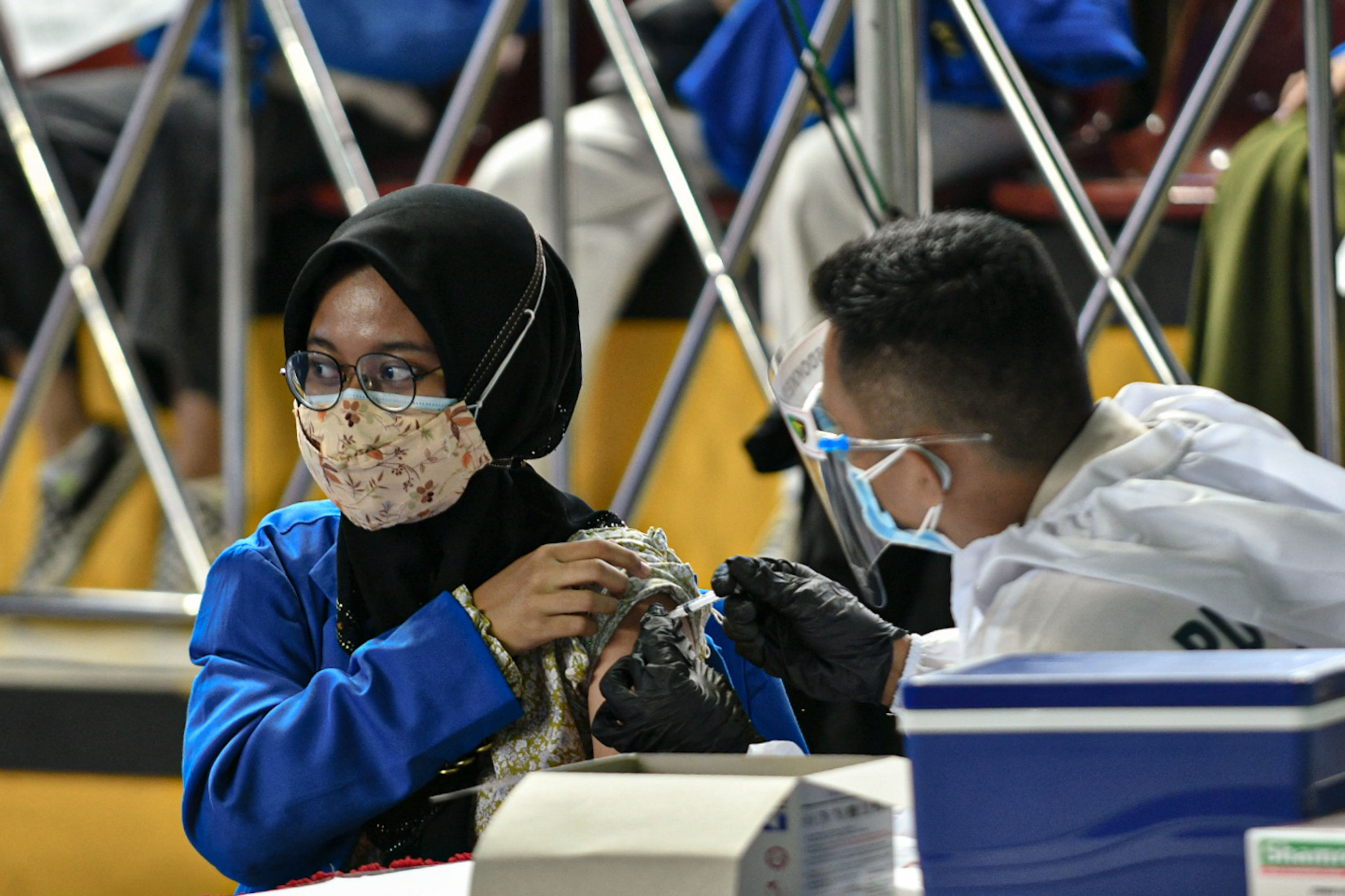 Ilustrasi tenaga medis menyuntikan vaksin covid-19 kepada warga.