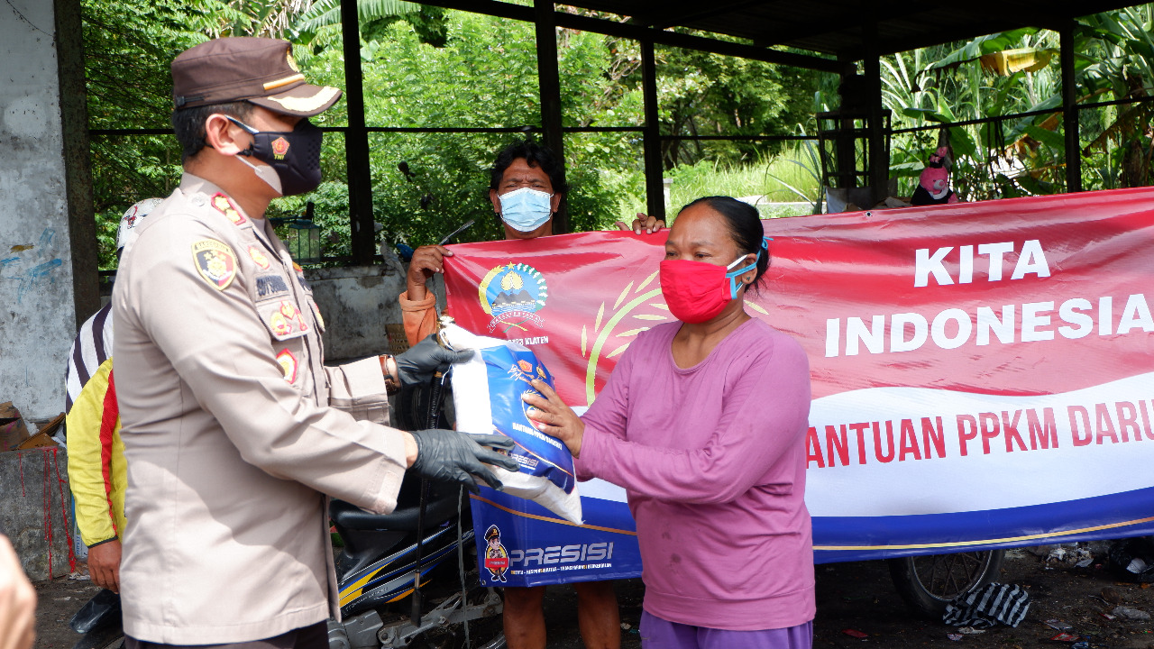 Kapolres Klaten AKB Edy Suranta Sitepu menyerahkan bantuan untuk warga yang kurang beruntung