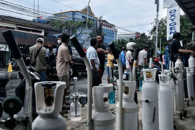 Warga mengantri mengisi tabung oksigen