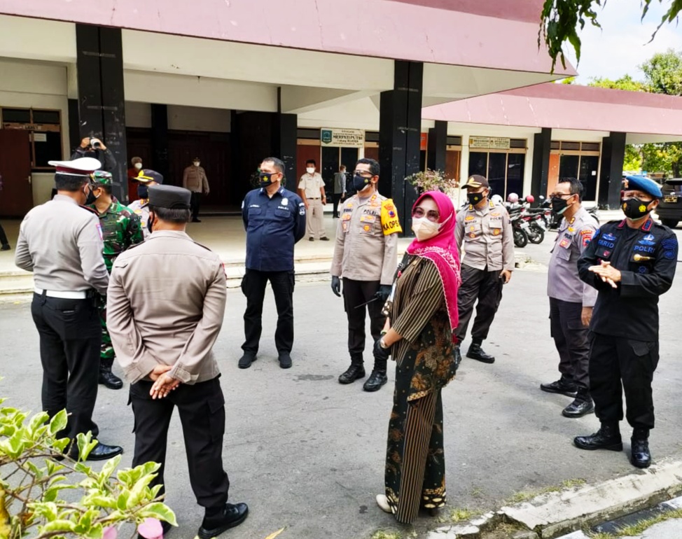 Bupati Sri Mulyani bersama Kapolres dan Dandim Klaten saat meninjau tempat isolasi terpusat di GOR Gelarsena Klaten.