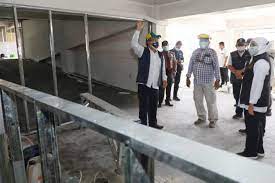 Gubernur Jawa Timur Khofifah Indar Parawansa di  RSUD Dr Soetomo.