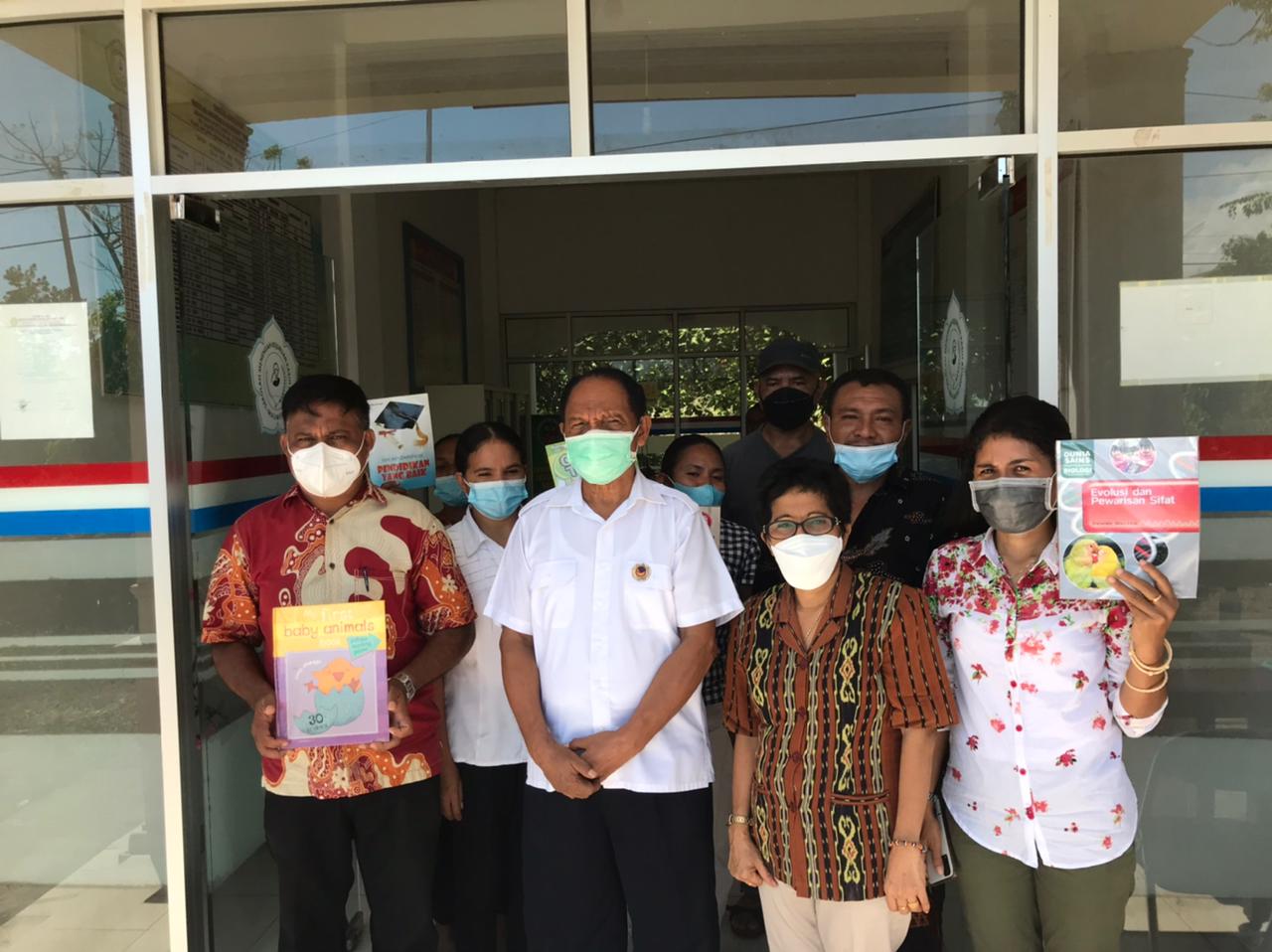  Bantuan buku bacaan dari Bunda NasDem diserahkan oleh Ketua DPD NasDem Sikka.