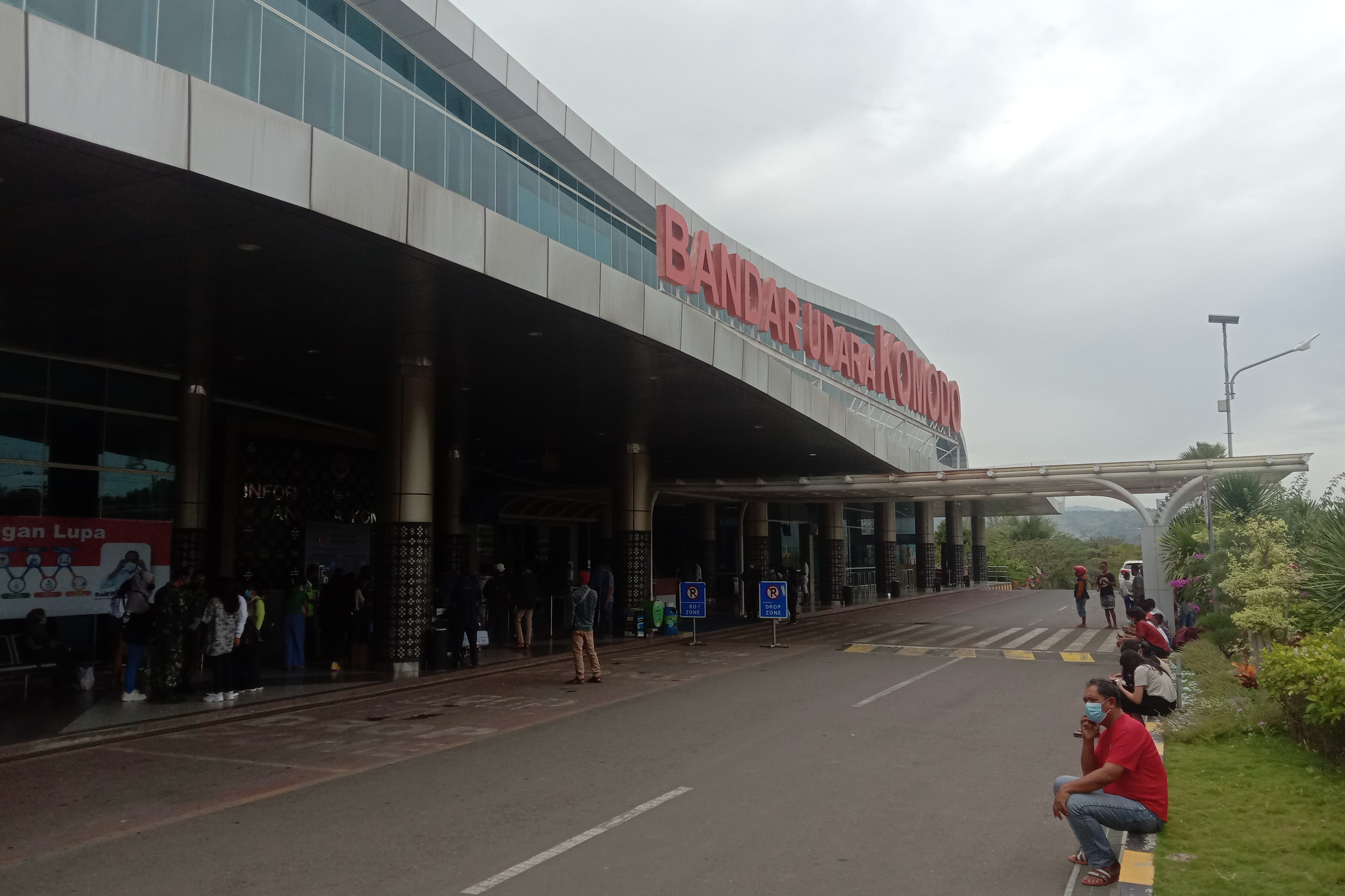 Suasana Bandara Internasional Komodo di Labuan Bajo Kabupaten Manggarai Barat, NTT, masih tetap beroperasi seperti biasa.