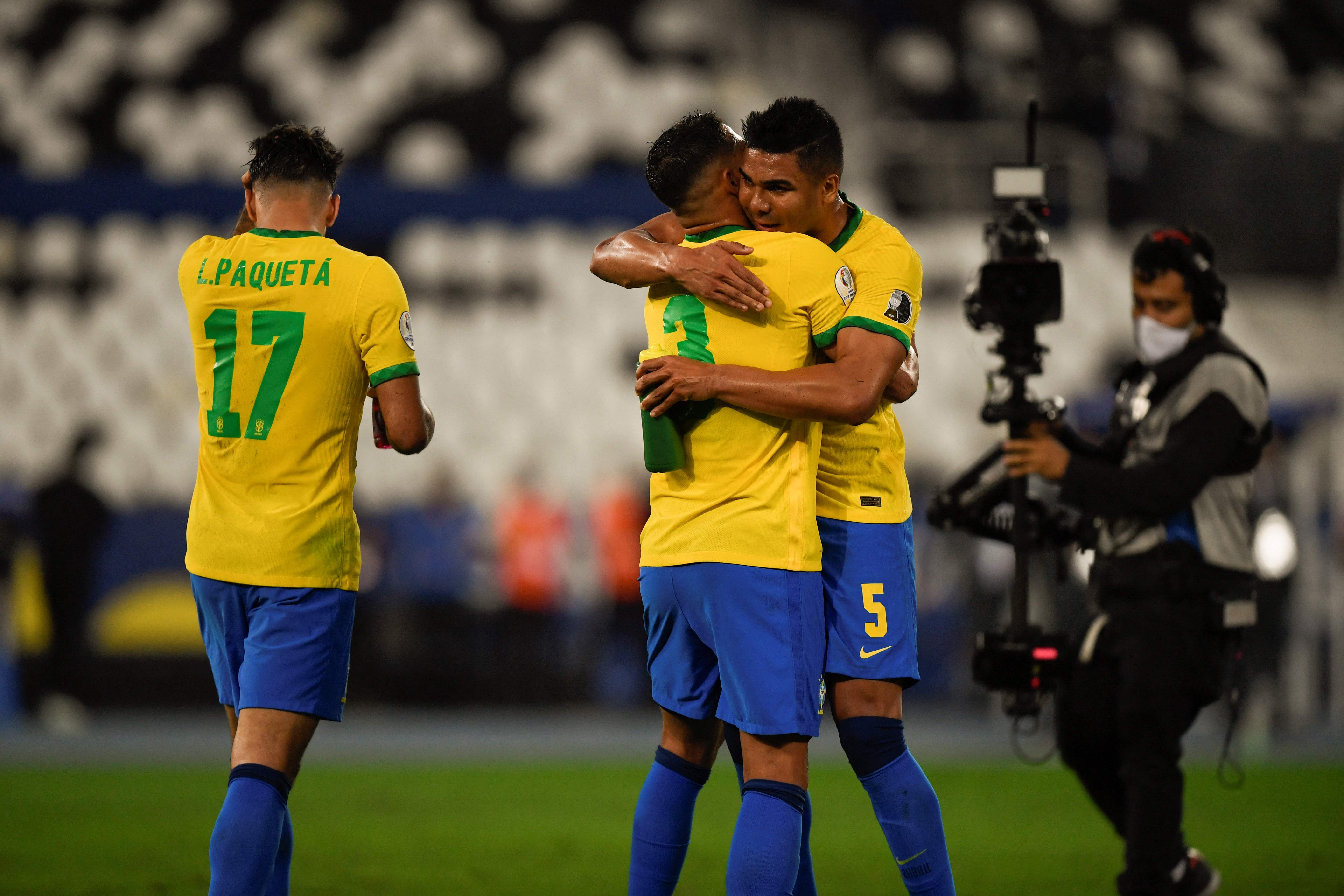 Para pemain Brasil merayakan kemenangan mereka atas Cile di laga perempat final Copa America.