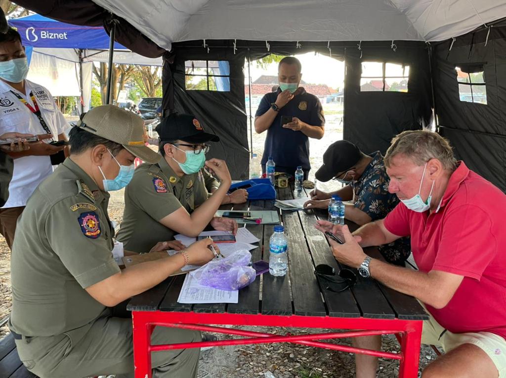 Salah seorang asal Inggris diperiksa intensif oleh pejabat Imigrasi karena ditangkap melanggar Prokes di Kantor Bea Cukai Ngurah Rai Bali