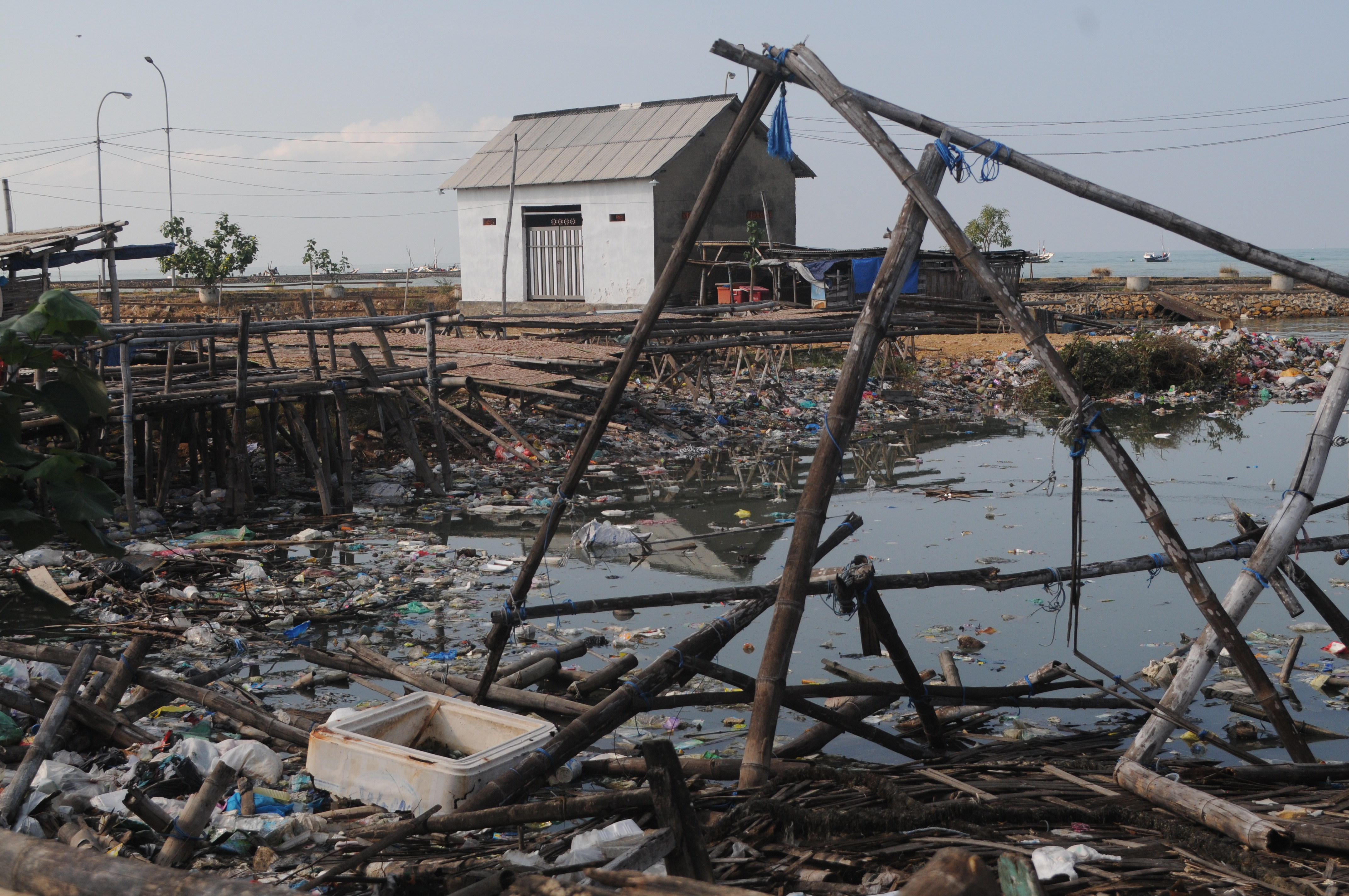 Tumpukan sampah di pantai di Pamekasan, Jawa Timur