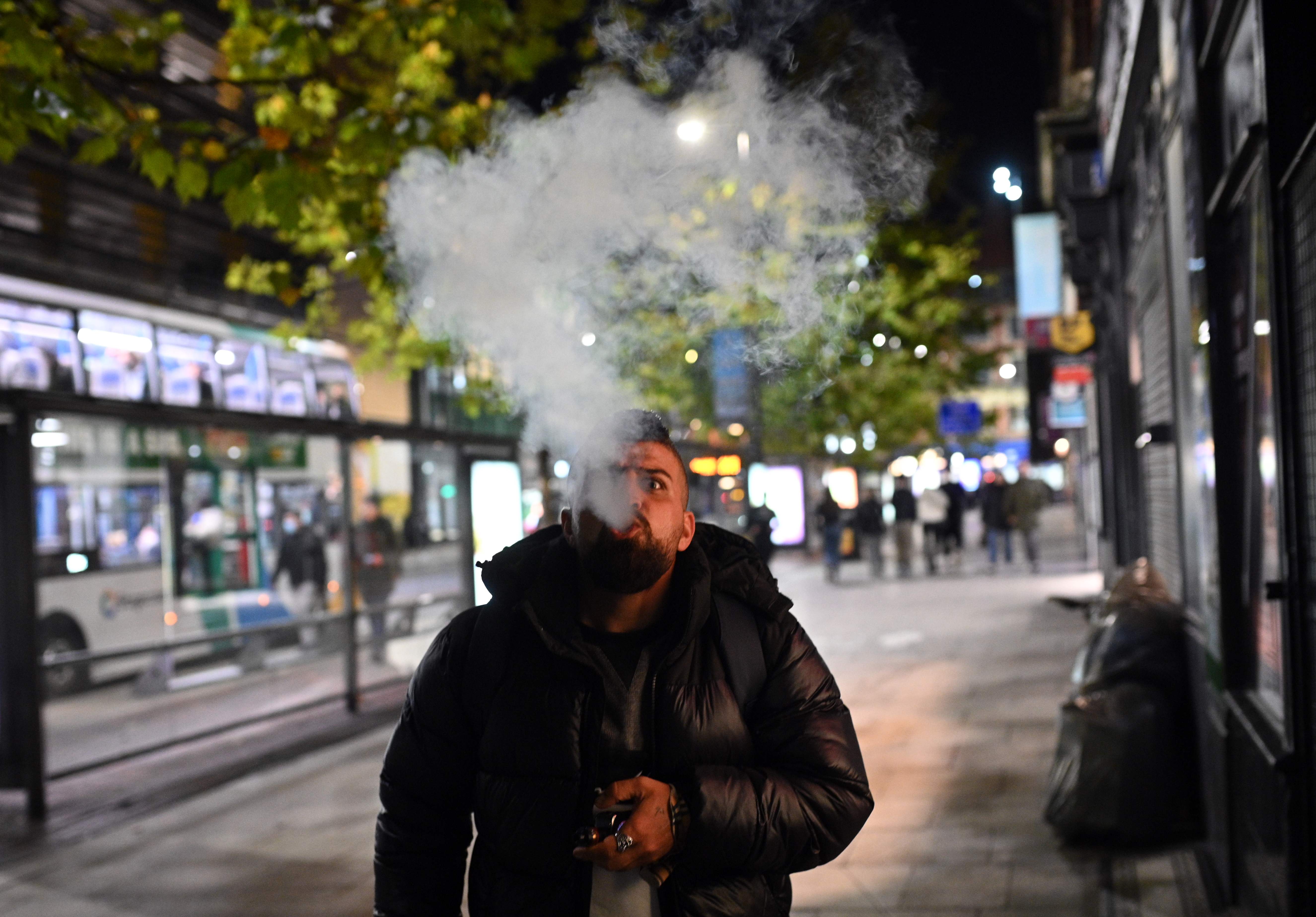 Ilustrasi penggunaan rokok elektrik