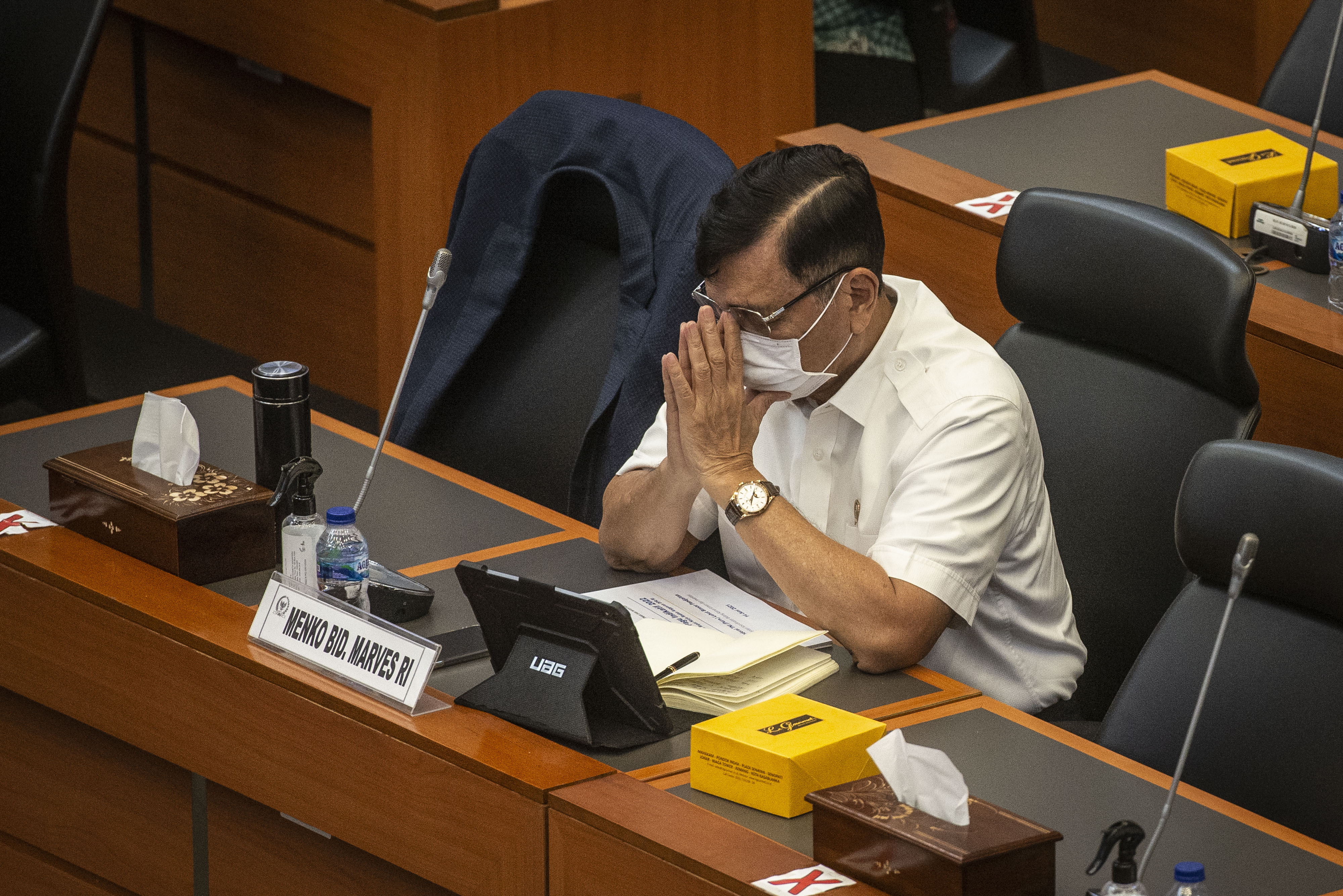 Menko Marves Luhut Binsar Pandjaitan saat mengikuti rapat kerja dengan Banggar DPR RI.