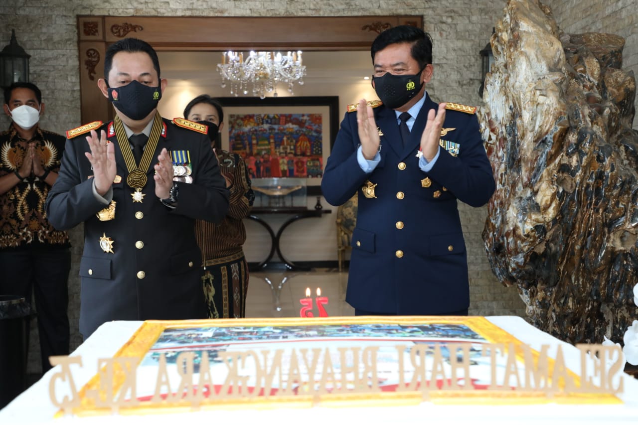 Panglima TNI Marsekal Hadi Tjahjanto (kanan) memberi kejutan kepada Kapolri Jenderal Pol Listyo Sigit Prabowo di HUT ke-75 Bhayangkara.