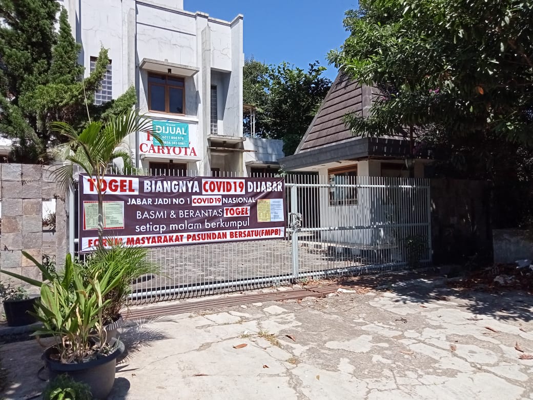 Sejumlah spanduk penolakan praktik perjudian togel tersebar di sejumlah titik di Kota Bandung