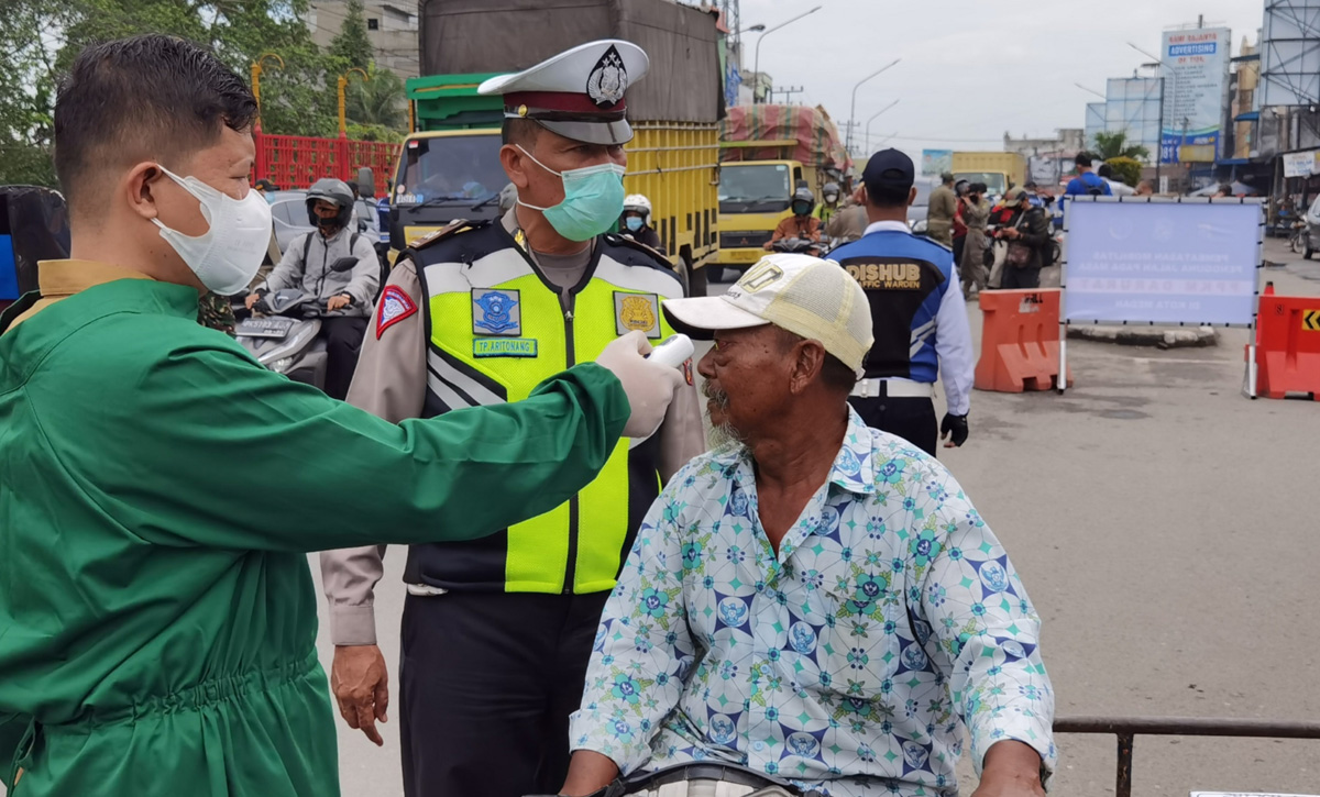 Petugas melakukan pemeriksaan saat penerapan PPKM Darurat di Kota Medan, Sumut, Senin (12/7).  