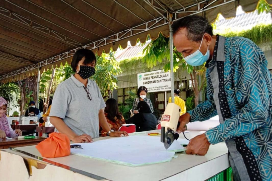 Pelaku UMKM diberdayakan membuat masker kain di Balai Kota Surabaya.