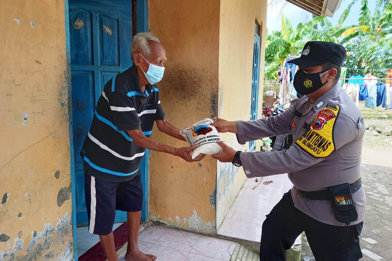 Polres Tuban Distribusikan 5 ton Beras pada Warga Terdampak Pandemi