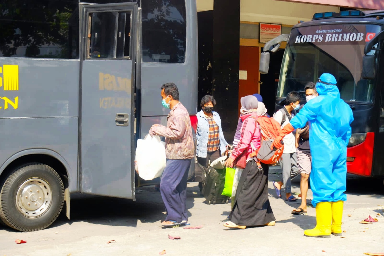 Pasien terkonfirmasi positif asal Klaten yang akan diberangkatkan menuju Asrama Haji Donohudan.
