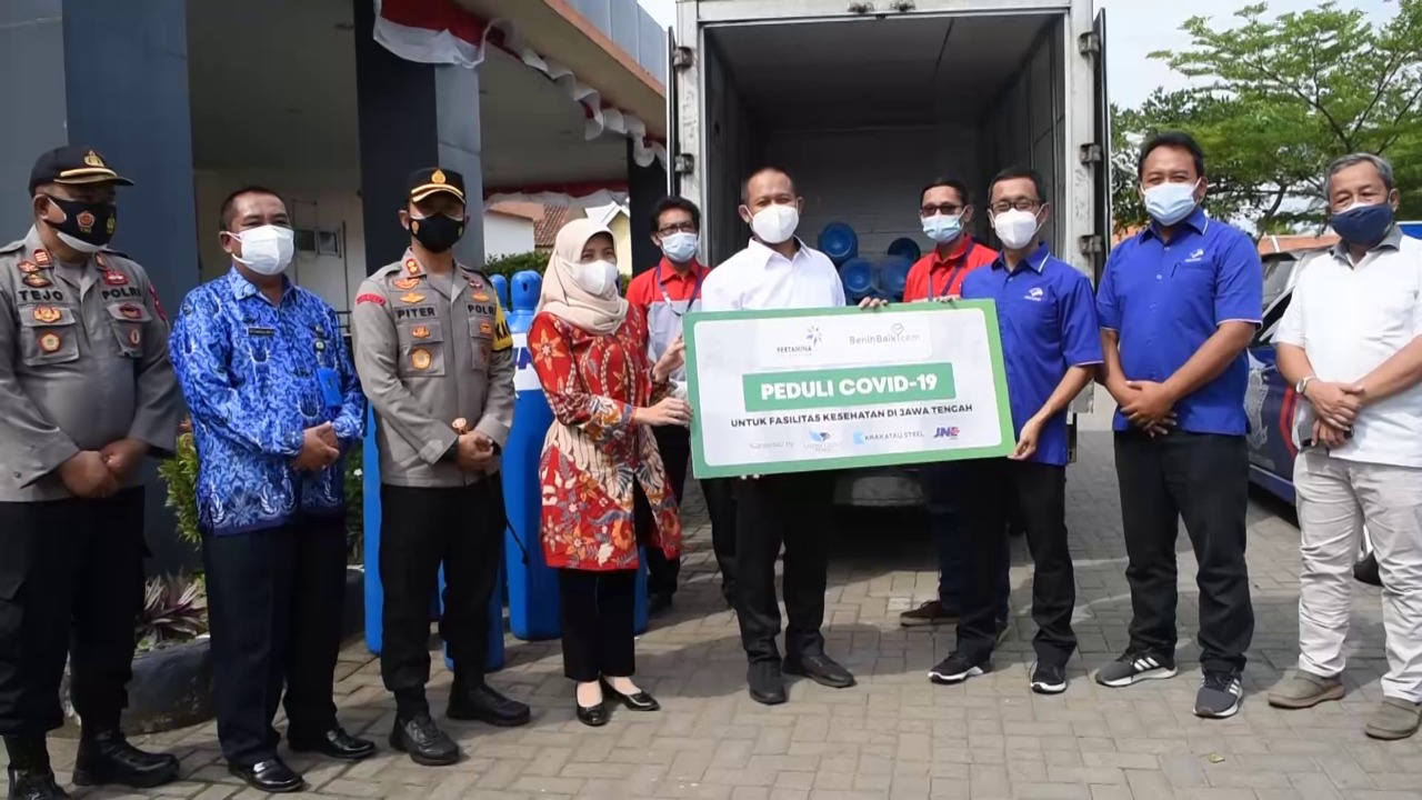 PEMKAB Kebumen, Jawa Tengah menerima bantuan tabung oksigen dari BenihBaik.com dan Pertamina Foundation yang bekerja sama dengan Yayasan Med