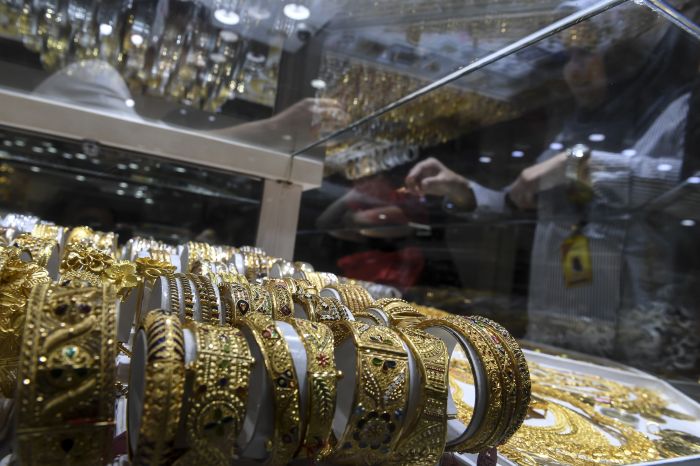 Ilustrasi: : Pemilik toko emas menjual perhiasan emas.