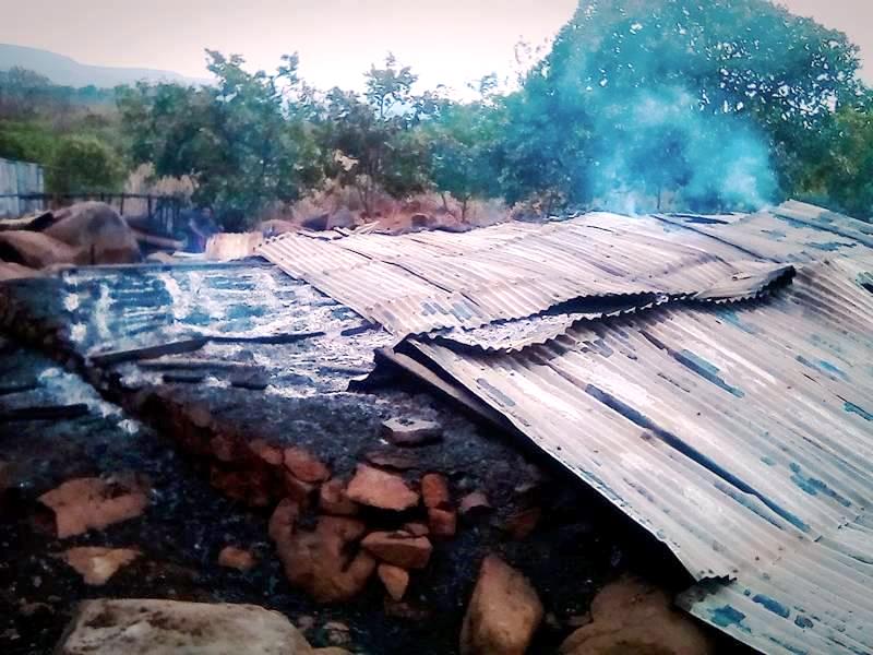 Satu rumah hangus dan rata dengan tanah akibat dibakar ODGJ di Dusun Wodong, Desa Wairterang, Kecamatan Waigete, Kabupaten Sikka, NTT, Sabt 