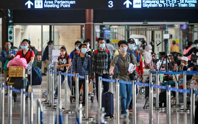Ilustrasi calon penumpang pesawat mengurus dokumen kesehatan di bandara. 