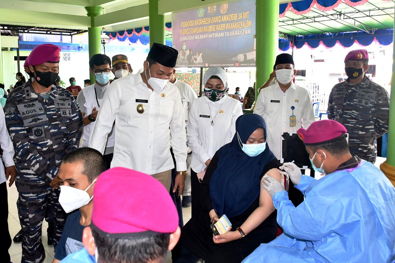 Seorang warga menerima vaksinasi covid. 