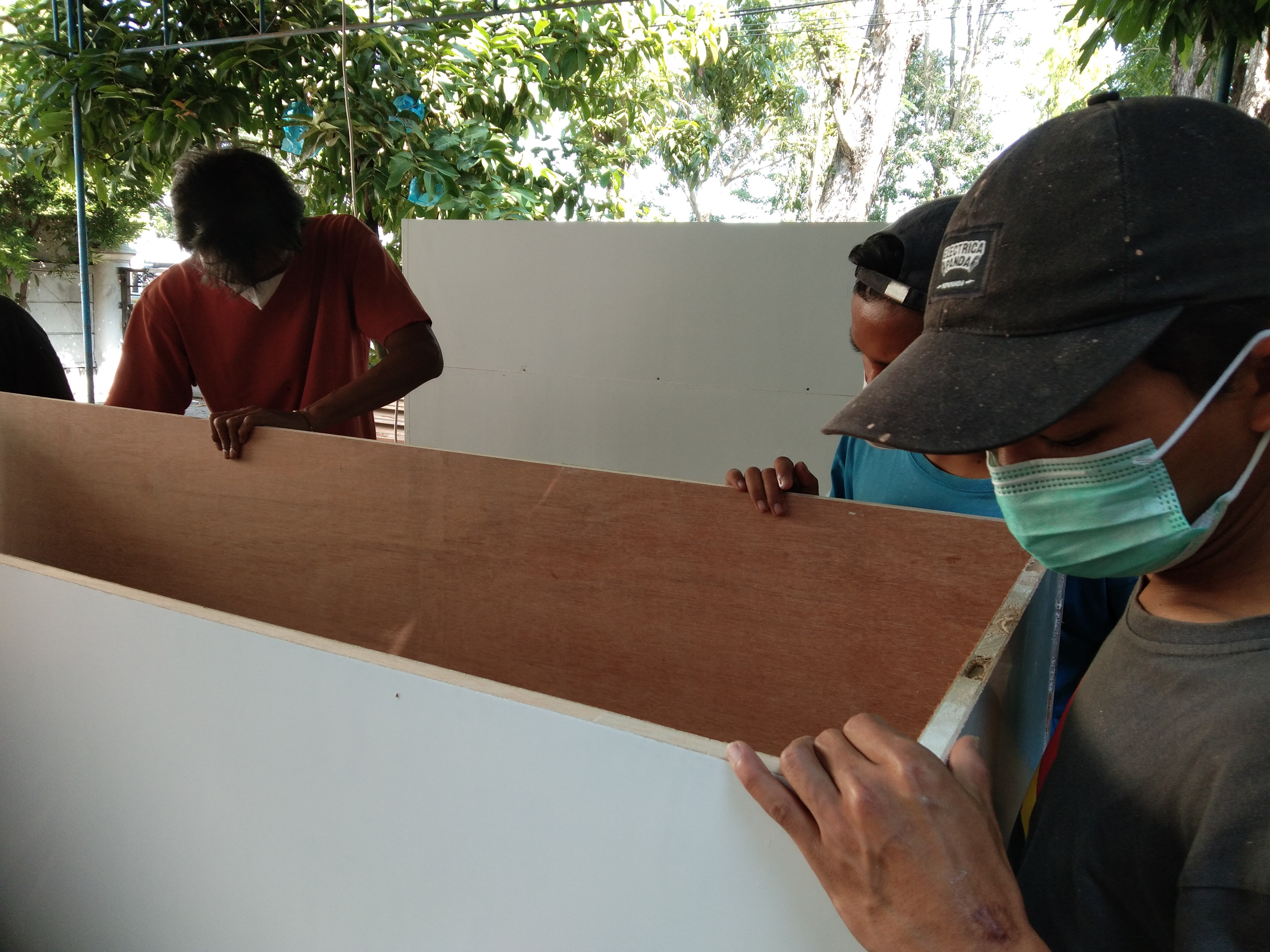 Ilustrasi membuat peti jenazah.