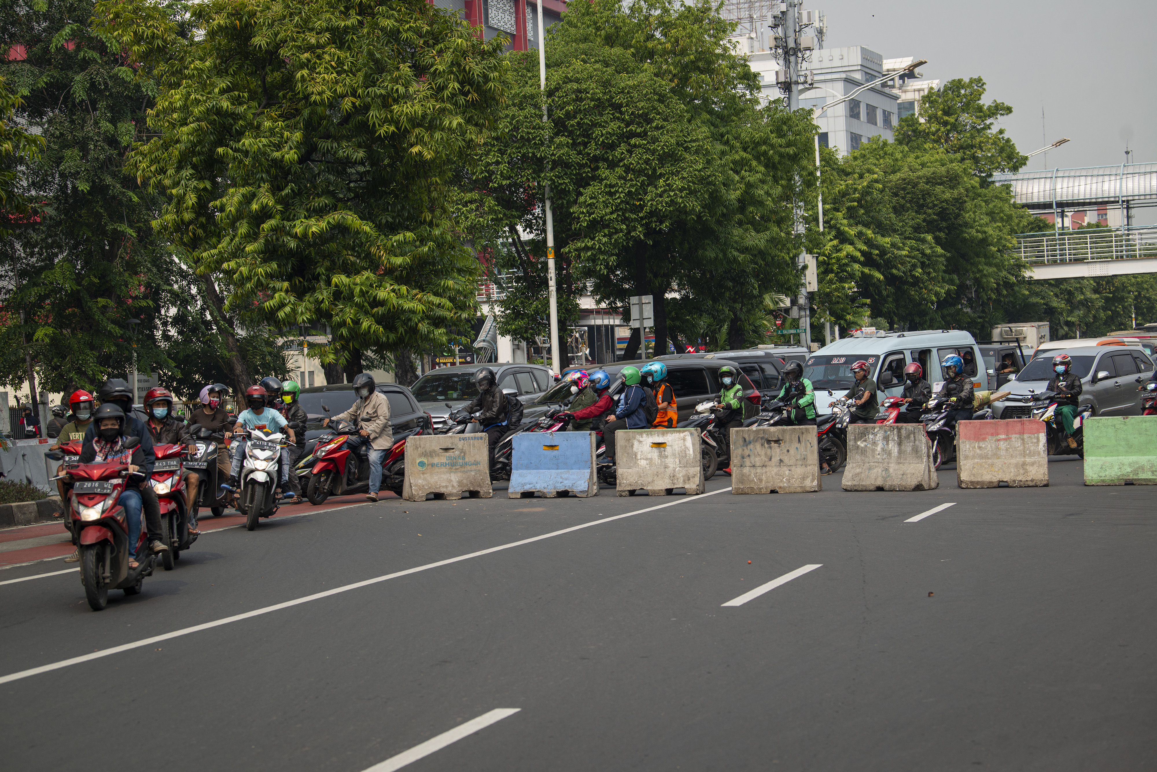 Pengendara penerobos penyekatan saat PPKM Darurat di Jakarta