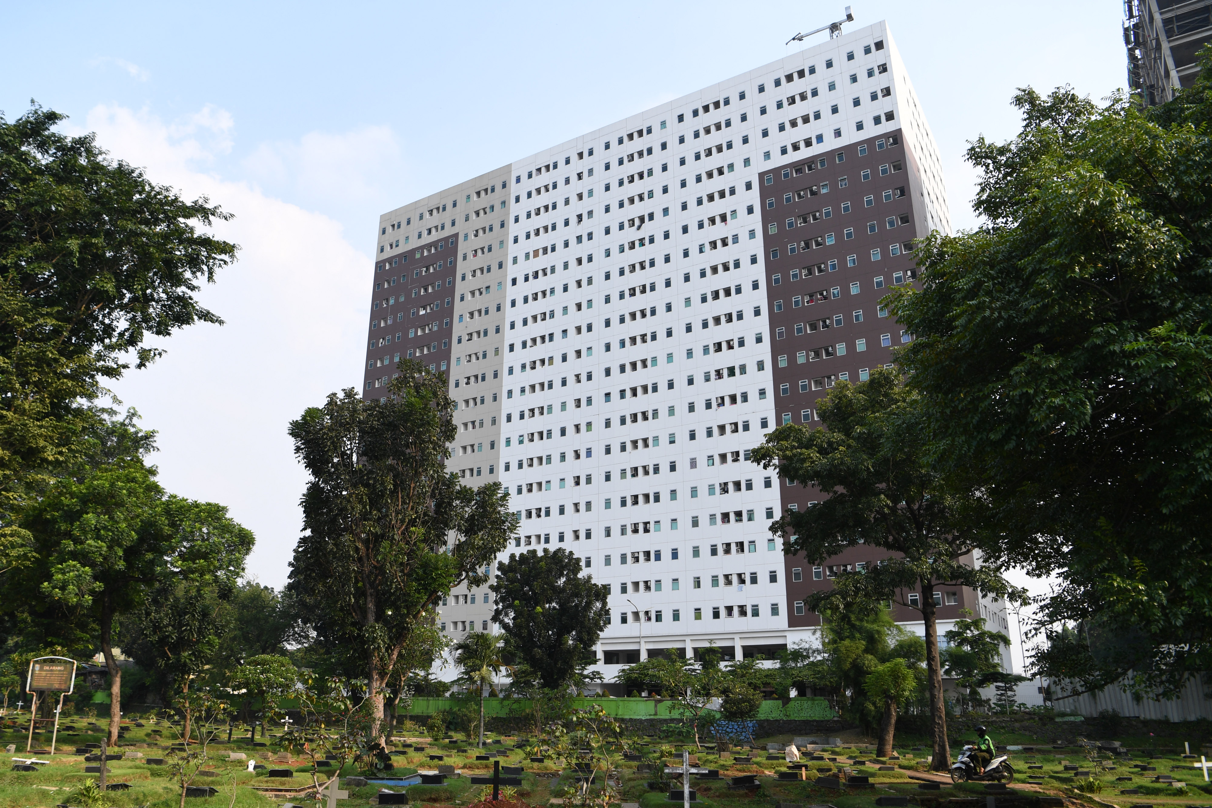 Suasana rumah susun sederhana milik (Rusunami) Klapa Village yang merupakan hunian dengan program DPRp0 di Pondok Kelapa, Jakarta.