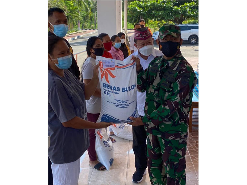 Penyerahan bansos berupa beras dari Bulog