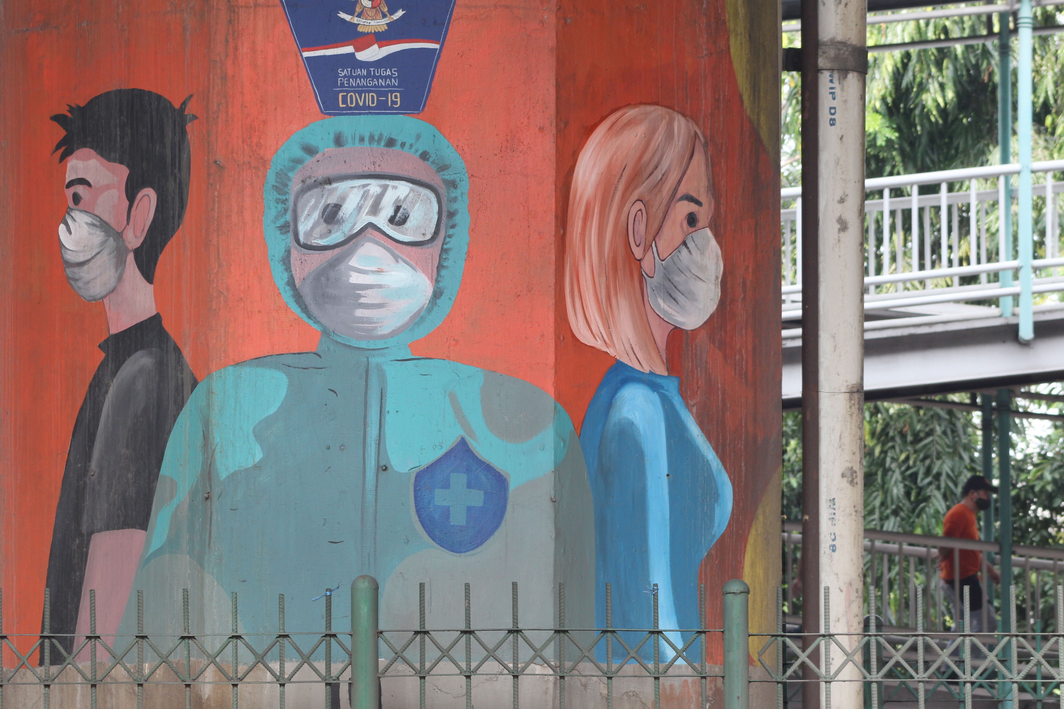 Mural edukasi dan sosialisai protokol kesehatan untuk pemberantasan covid 19 di tiang jalan tol layang, Jalan Laksamana Yos Sudarso, Jakut.