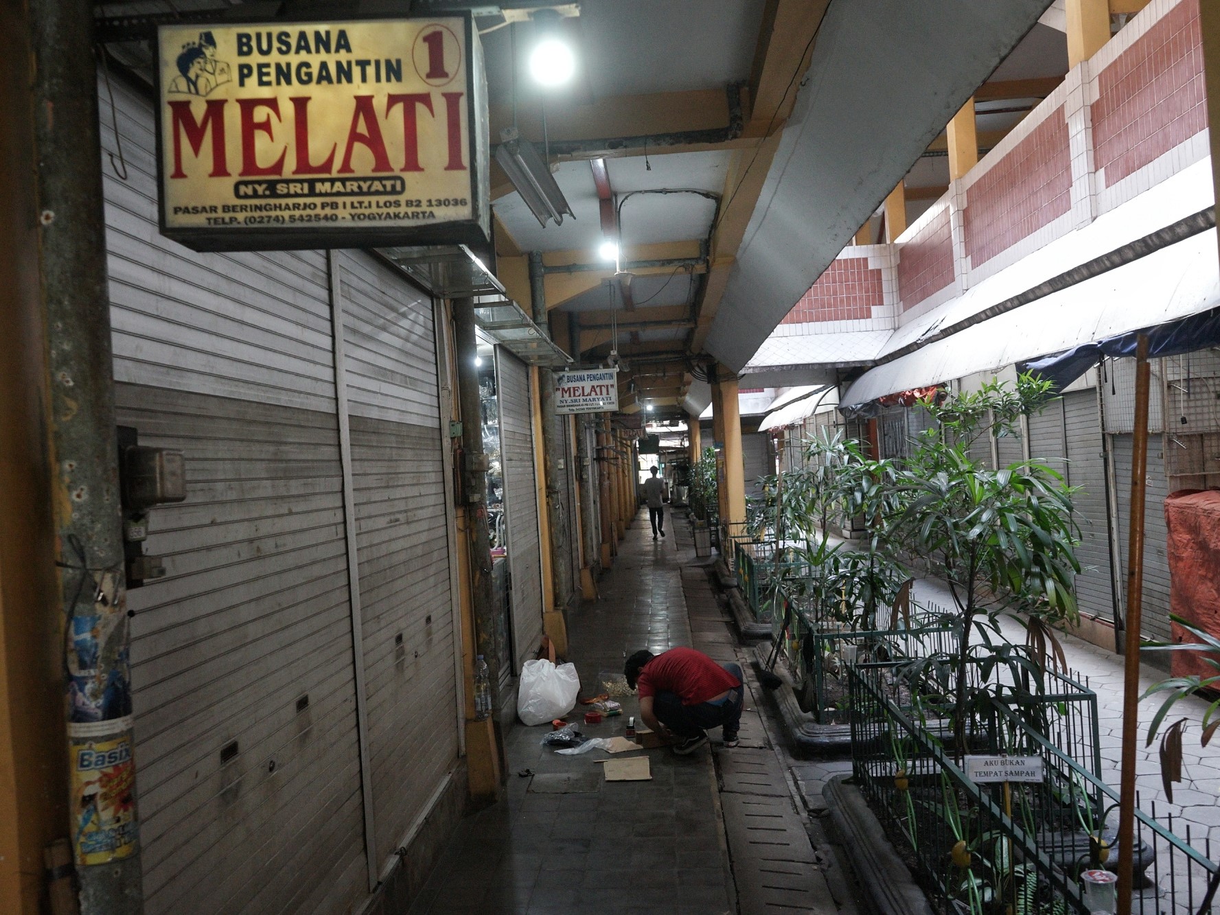 Pedagang mengemas barang dagangannya di area kios yang ditutup di Pasar Beringharjo, Yogyakarta, Minggu (4/7).