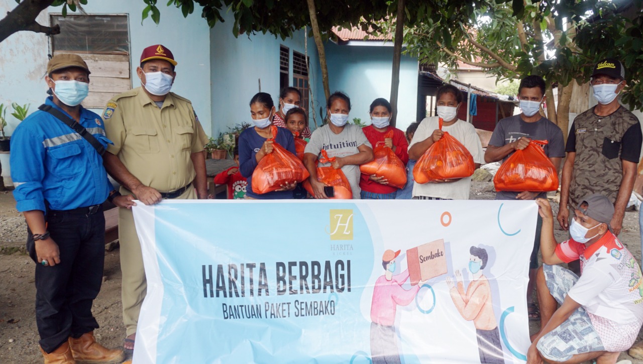Harita Nikel membagikan paket sembako