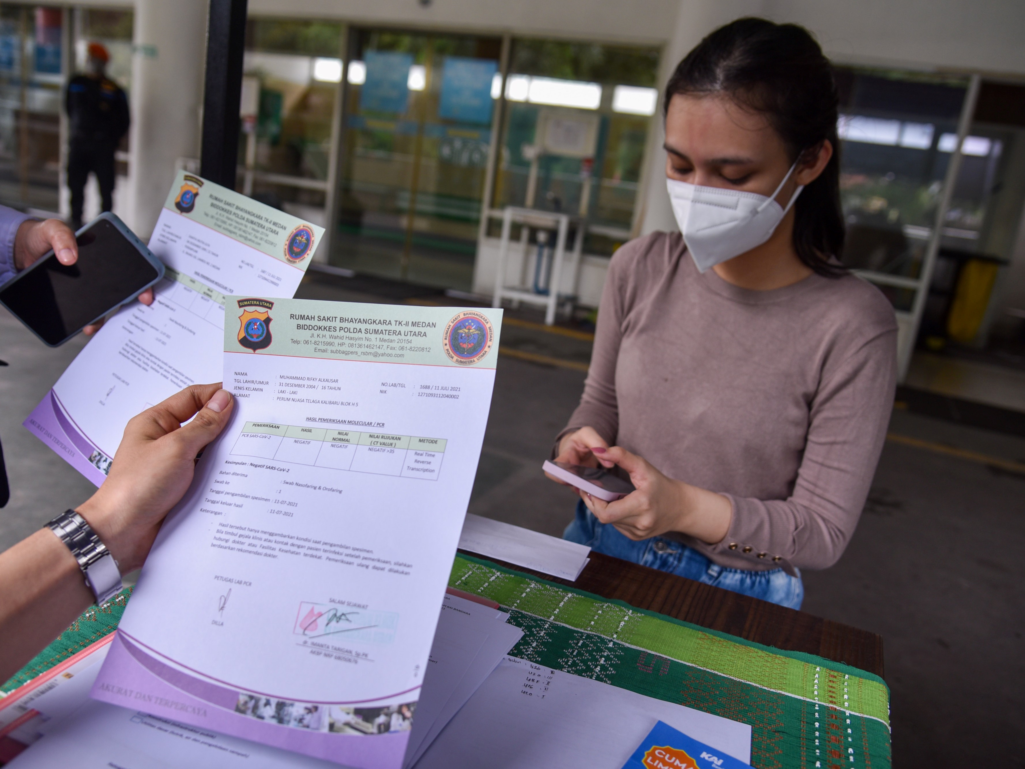 Petugas mengecek dokumen surat keterangan bebas covid-19 di Stasiun Kereta Api Medan, Kota Medan, Sumatra Utara.