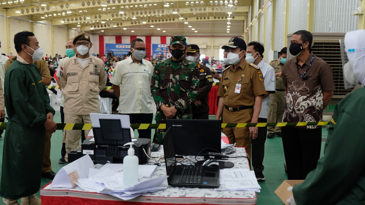 Kegiatan serbuan vaksinasi Covid-19 massal di Kabupaten Pati, Jawa Tengah.   