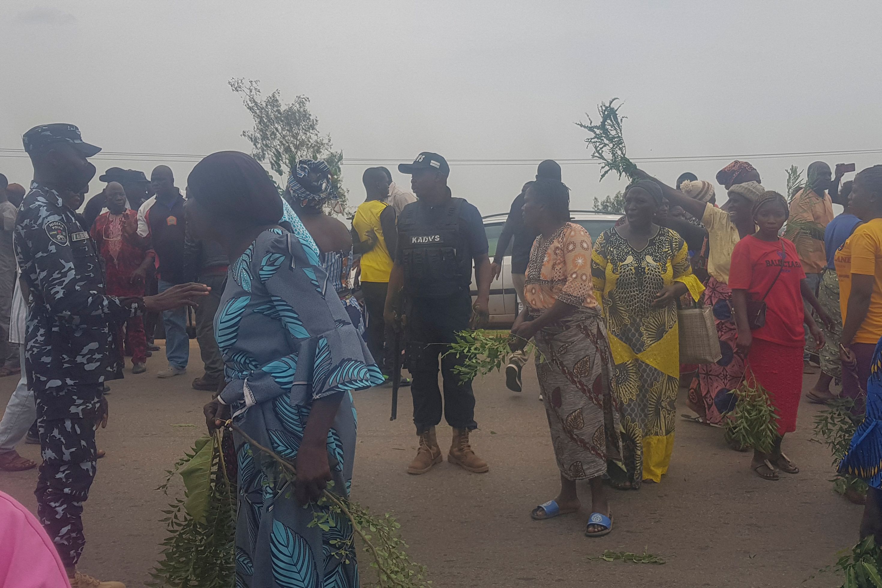 Para orangtua murid berunjuk rasa terkait penculikan siswa Bethel Baptist School oleh kelompok bersenjata di Kaduna, Nigeria, Senin (5/7).  