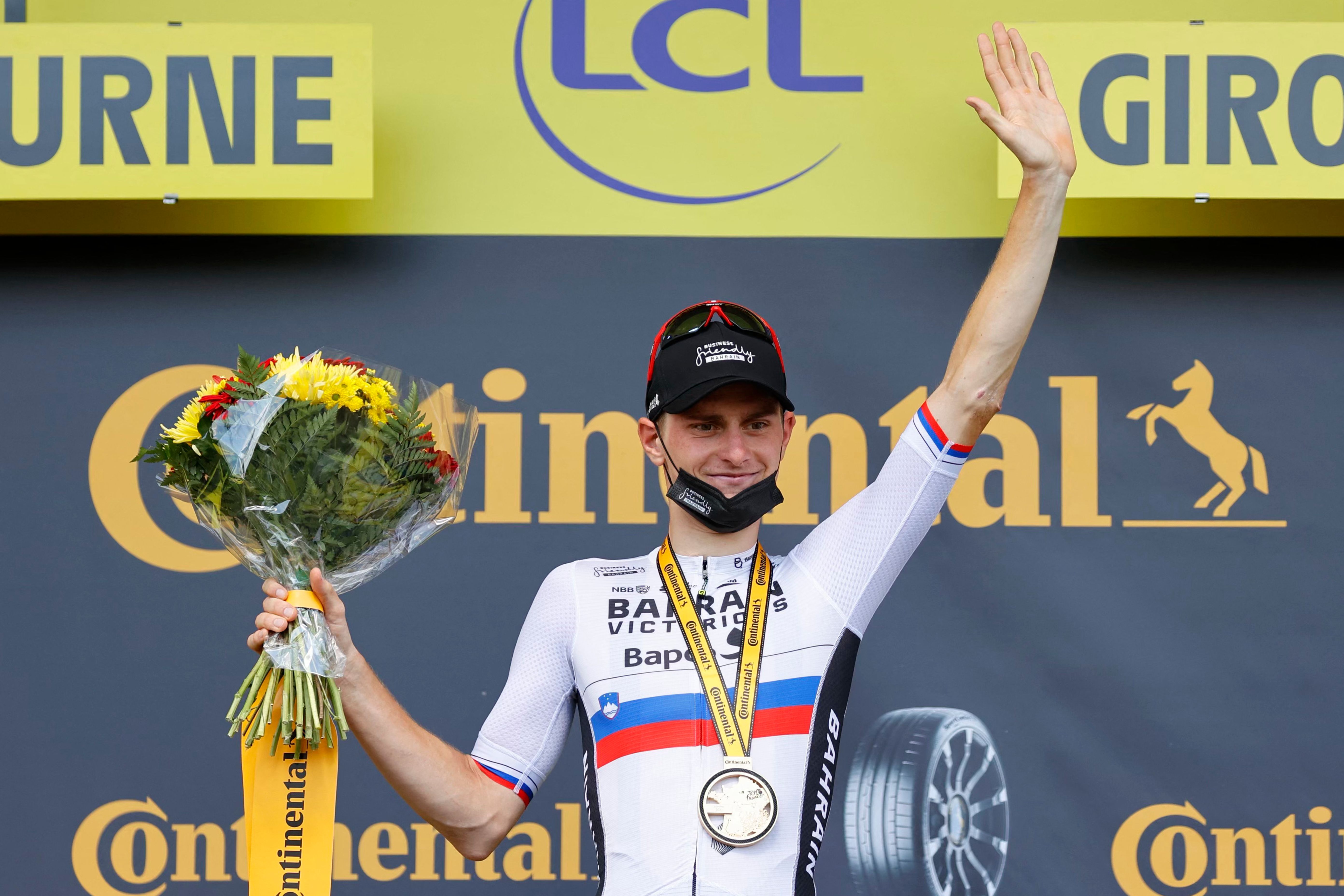 Pembalap sepeda dari tim Bahrain Victorious, Matej Mohoric, merayakan kemenangan setelah menjuaari Tour de France etape ke-19. 