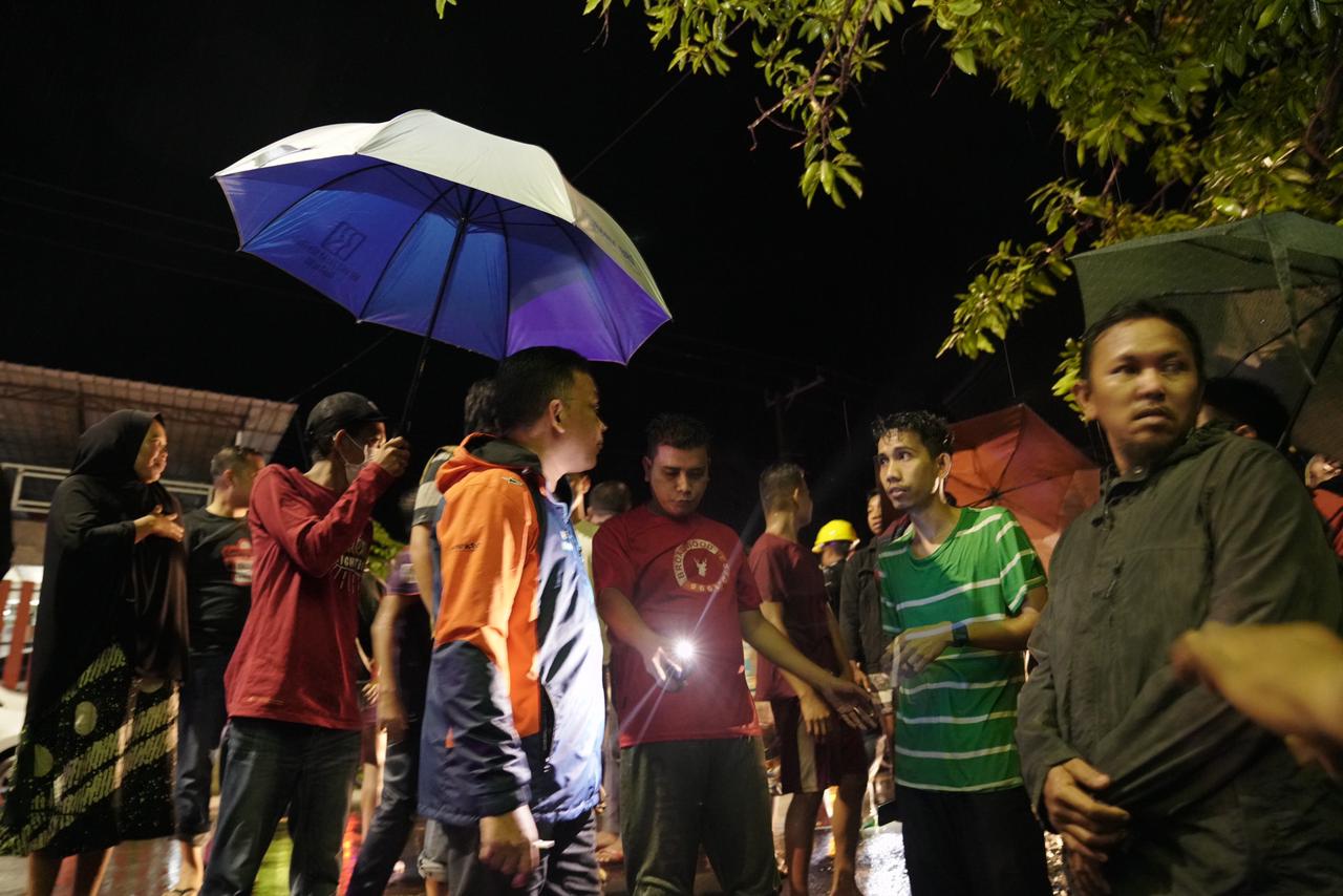Warga menghindari permukiman yang teredam banjir di Kabapaten Bantaeng, Sulawesi Selatan, Rabu (7/7) malam.