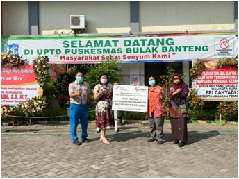 Penyerahan bantuan kepada UPTD Puskesmas Bulak Banteng, Kecamatan Kenjeran, Kota Surabaya, Jawa Timur. 