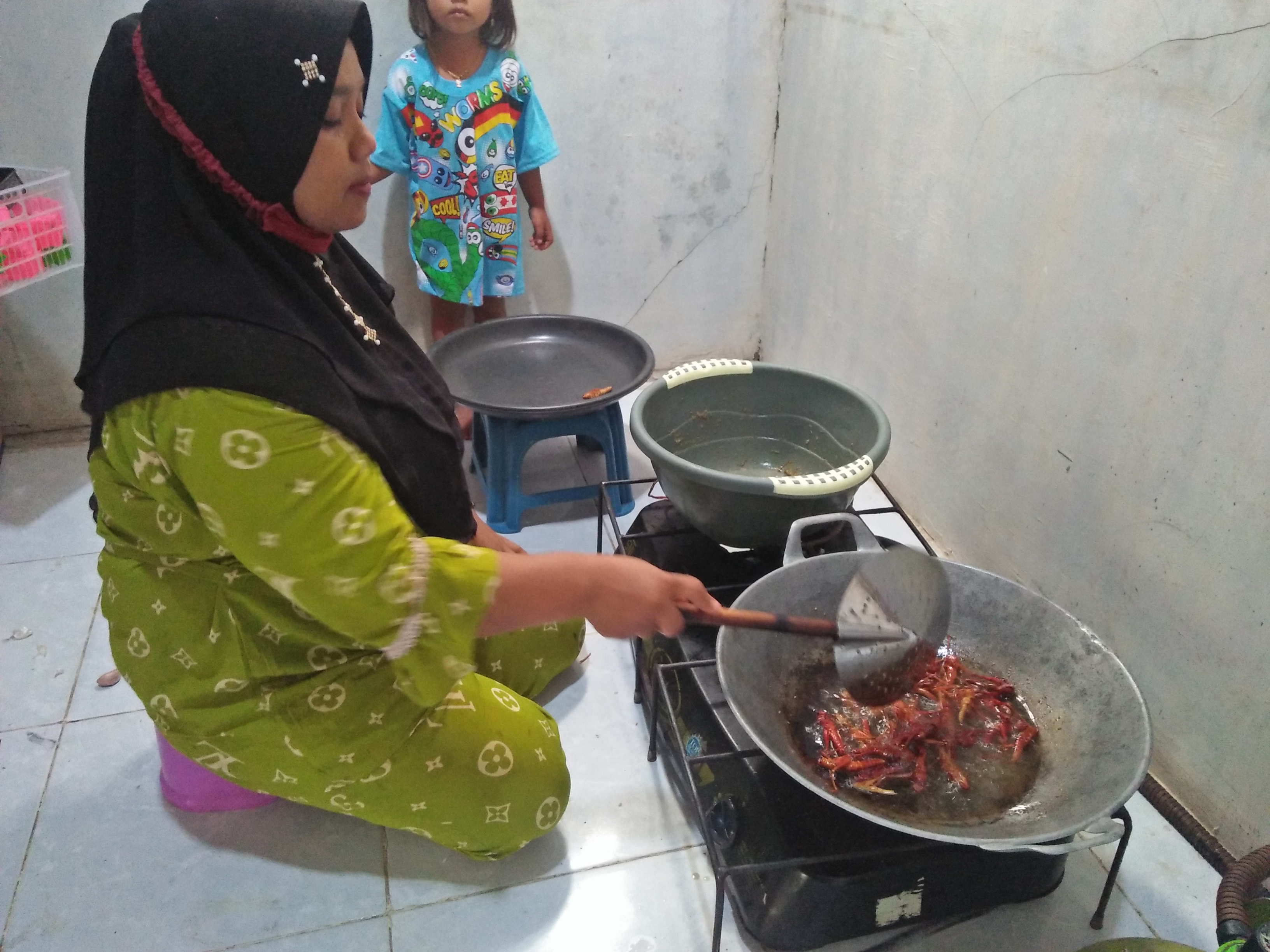 Perajin belalang goreng di Desa Kalenpandan, Kecamnatan Larangan, Kabupaten Brebes, Jawa Tengah.