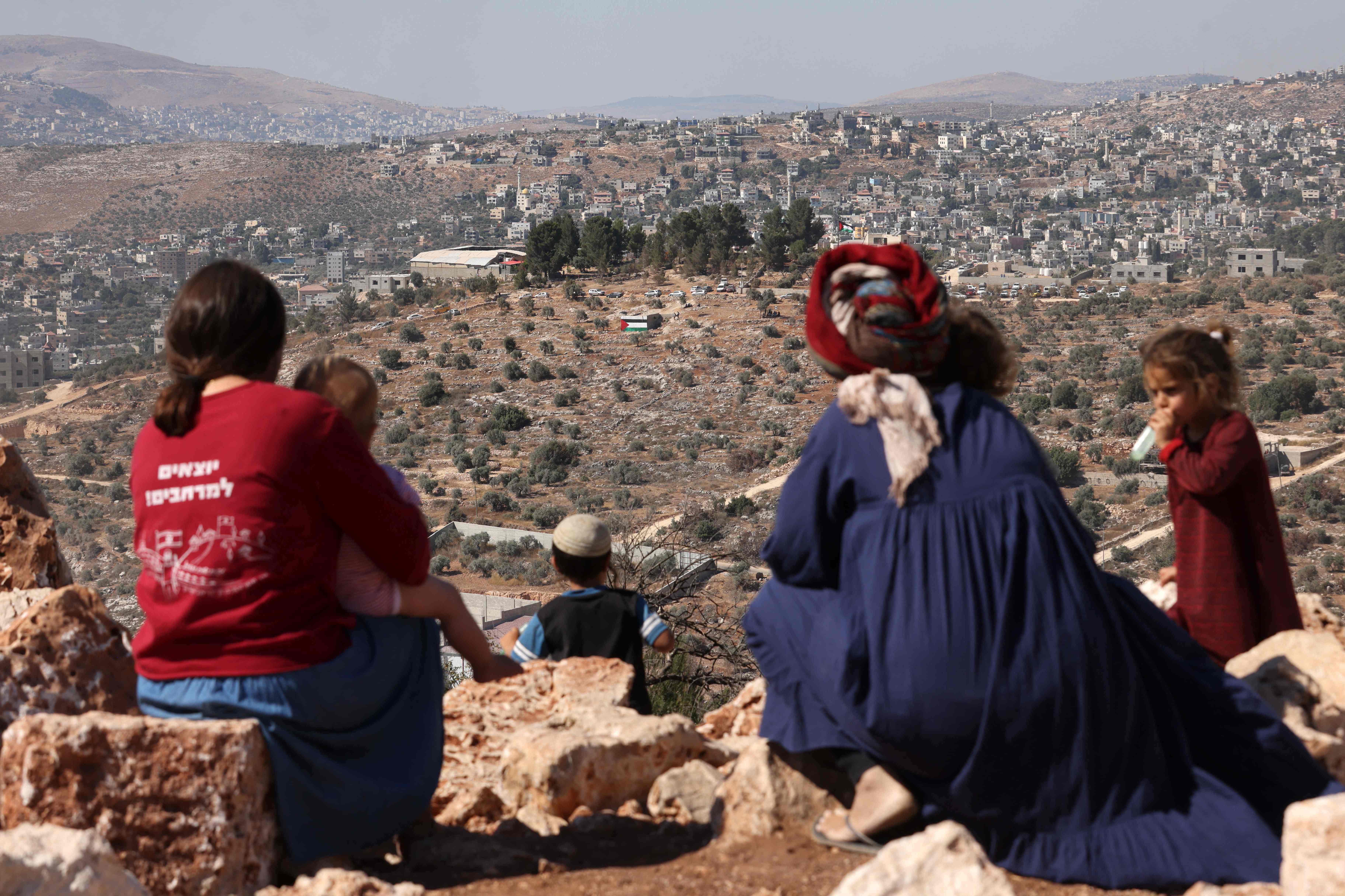 Keluarga Palestina di Beita melihat evakuasi pemukim ilegal Israel.