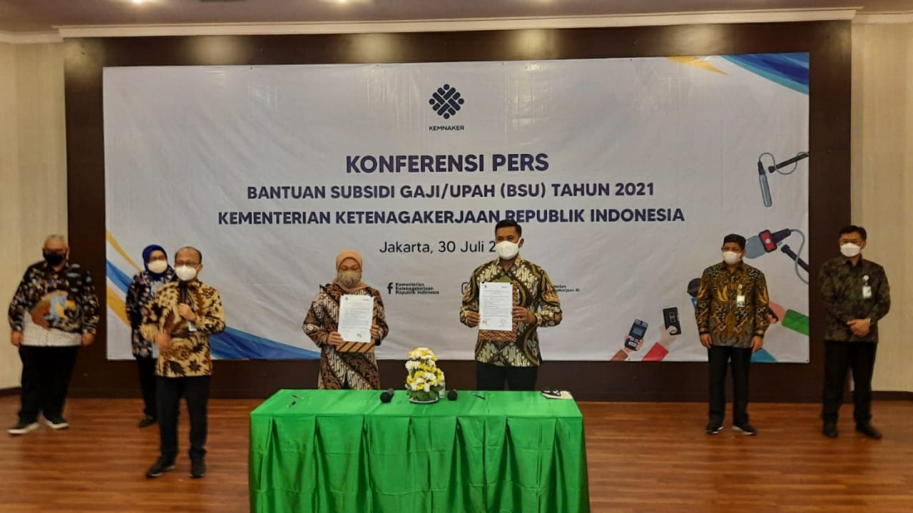 Menaker Ida Fauziyah dan Dirut BPJAMSOSTEK Anggoro Eko Cahyo pada konferensi pers secara virtual pada Jumat (30/7)